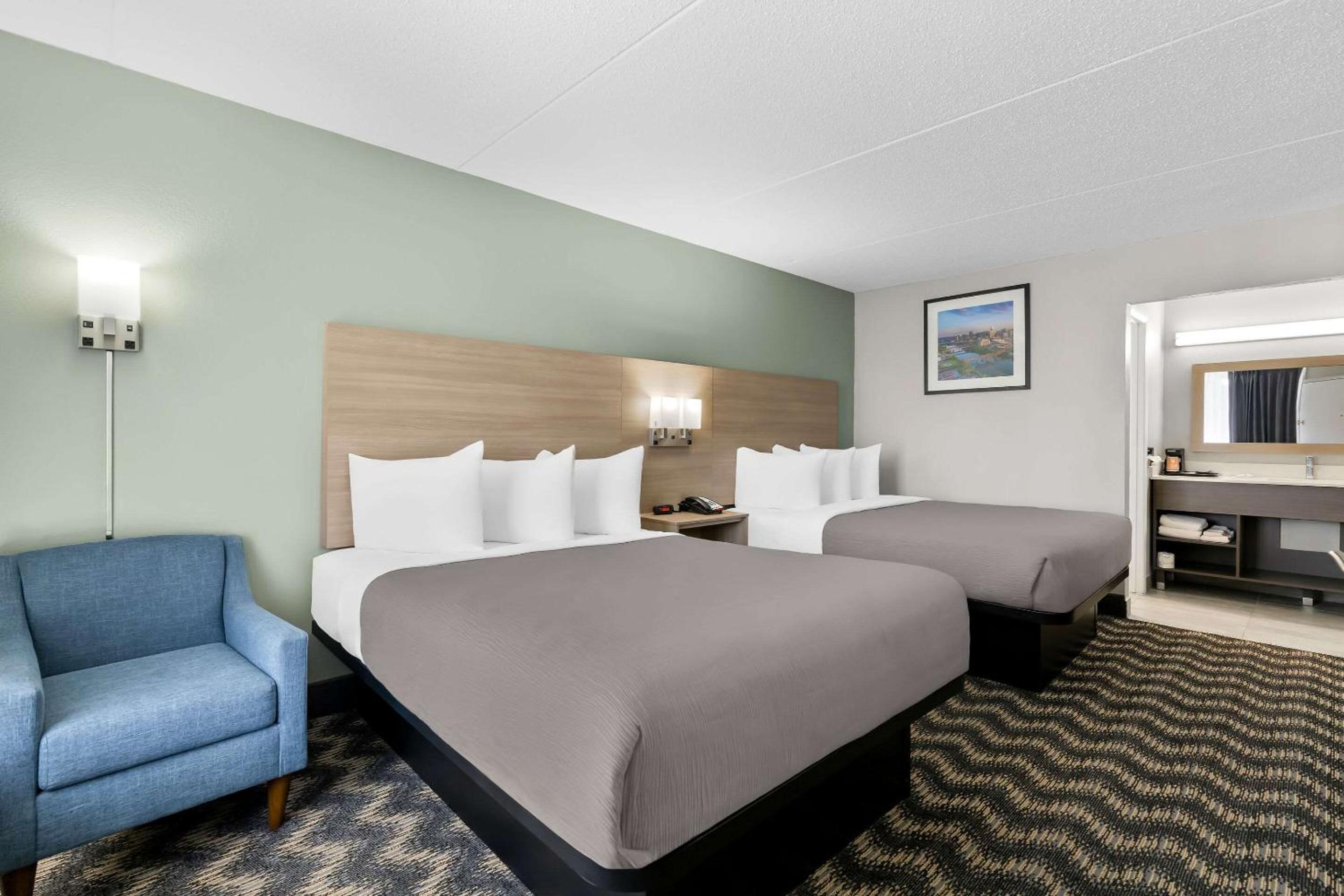 Quadruple Room with Two Queen Beds and Tub - Disability Access/Non Smoking - Photo 1