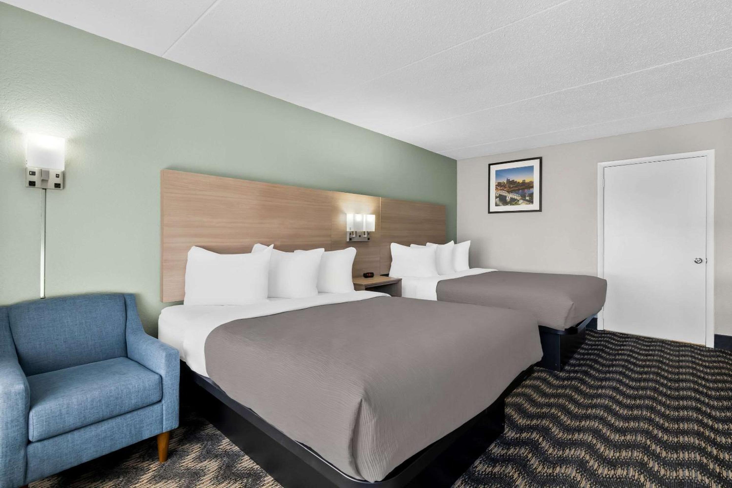 Quadruple Room with Two Queen Beds and Tub - Disability Access/Non Smoking - Photo 2