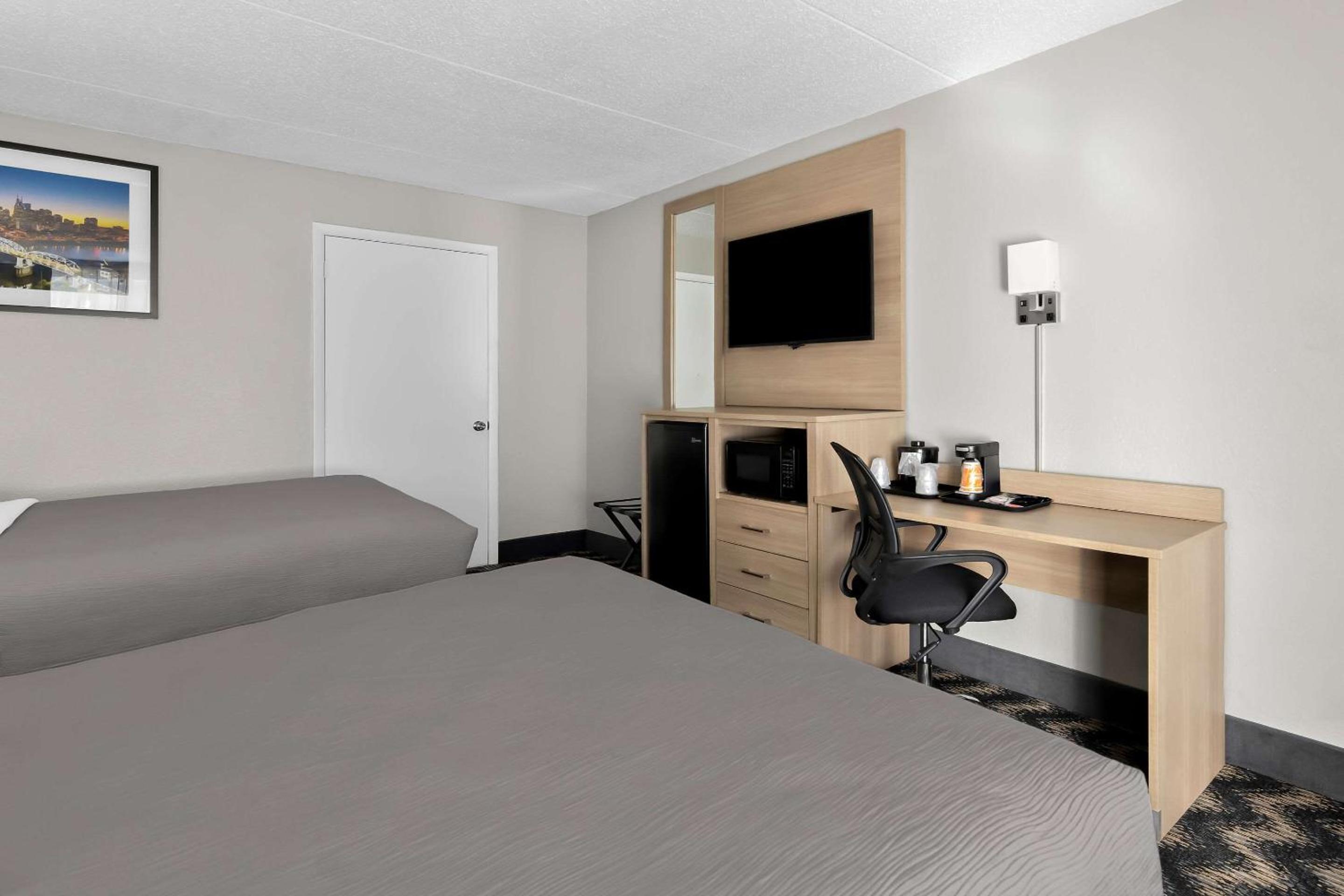 Quadruple Room with Two Queen Beds and Tub - Disability Access/Non Smoking - Photo 3