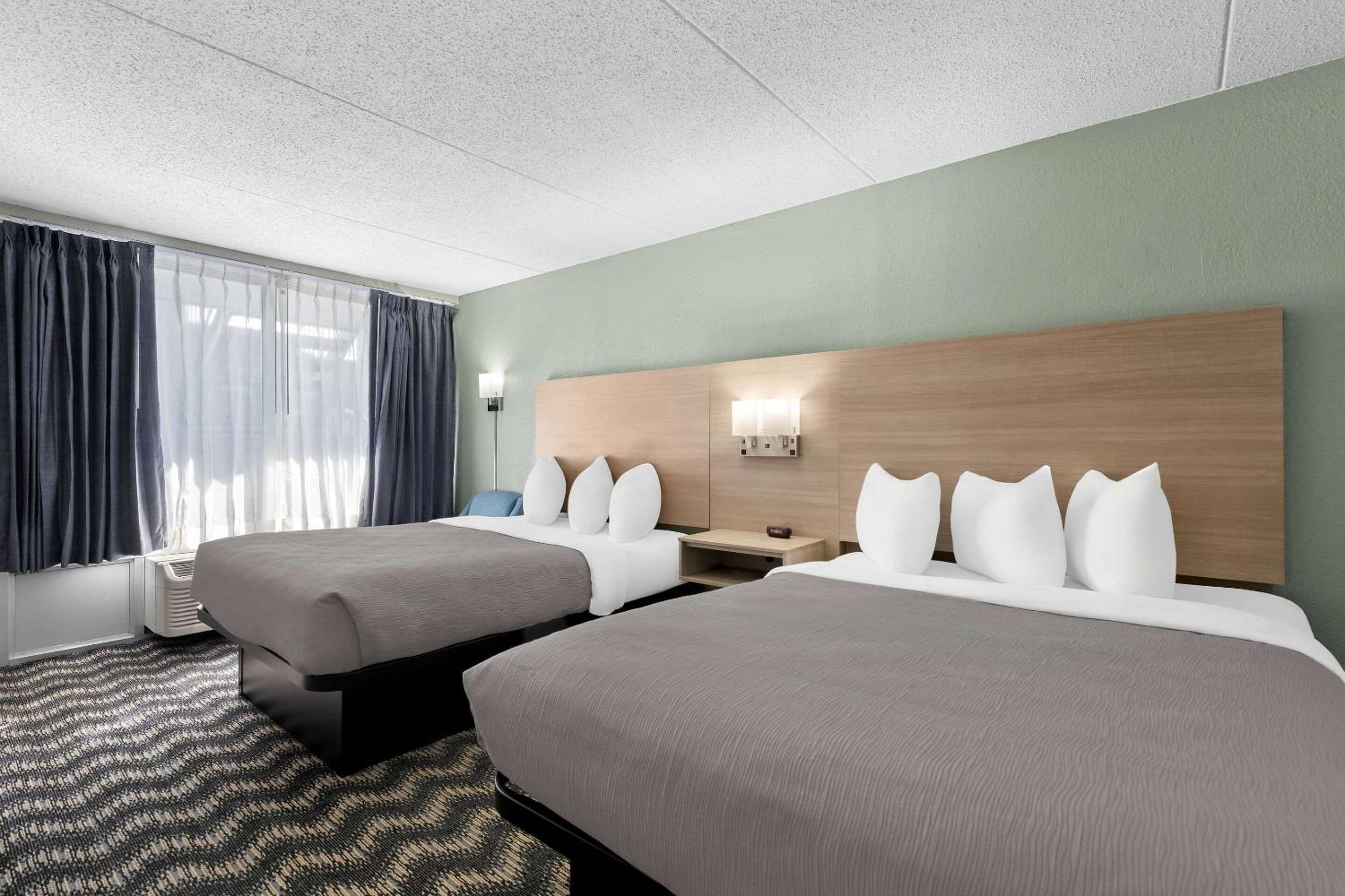 Quadruple Room with Two Queen Beds - Non Smoking - Photo 4