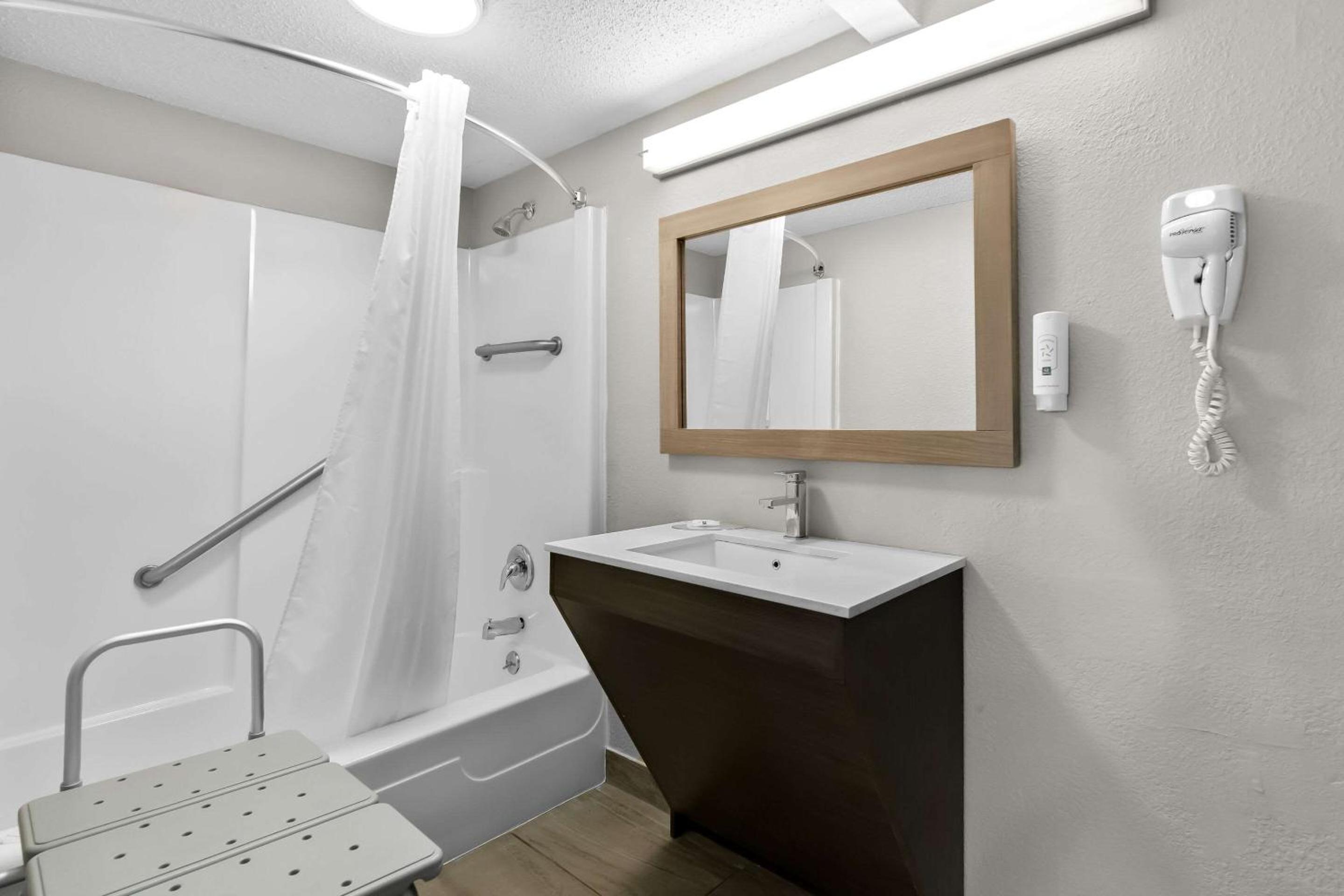 Quadruple Room with Two Queen Beds and Tub - Disability Access/Non Smoking - Photo 4