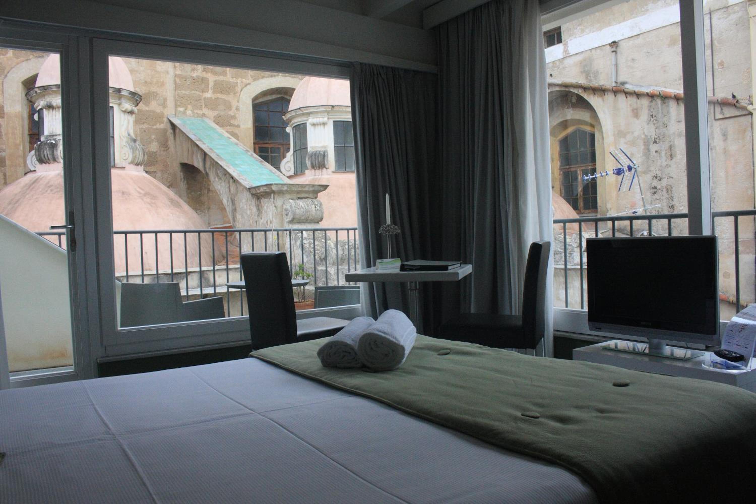 Deluxe Double Room - Photo 8