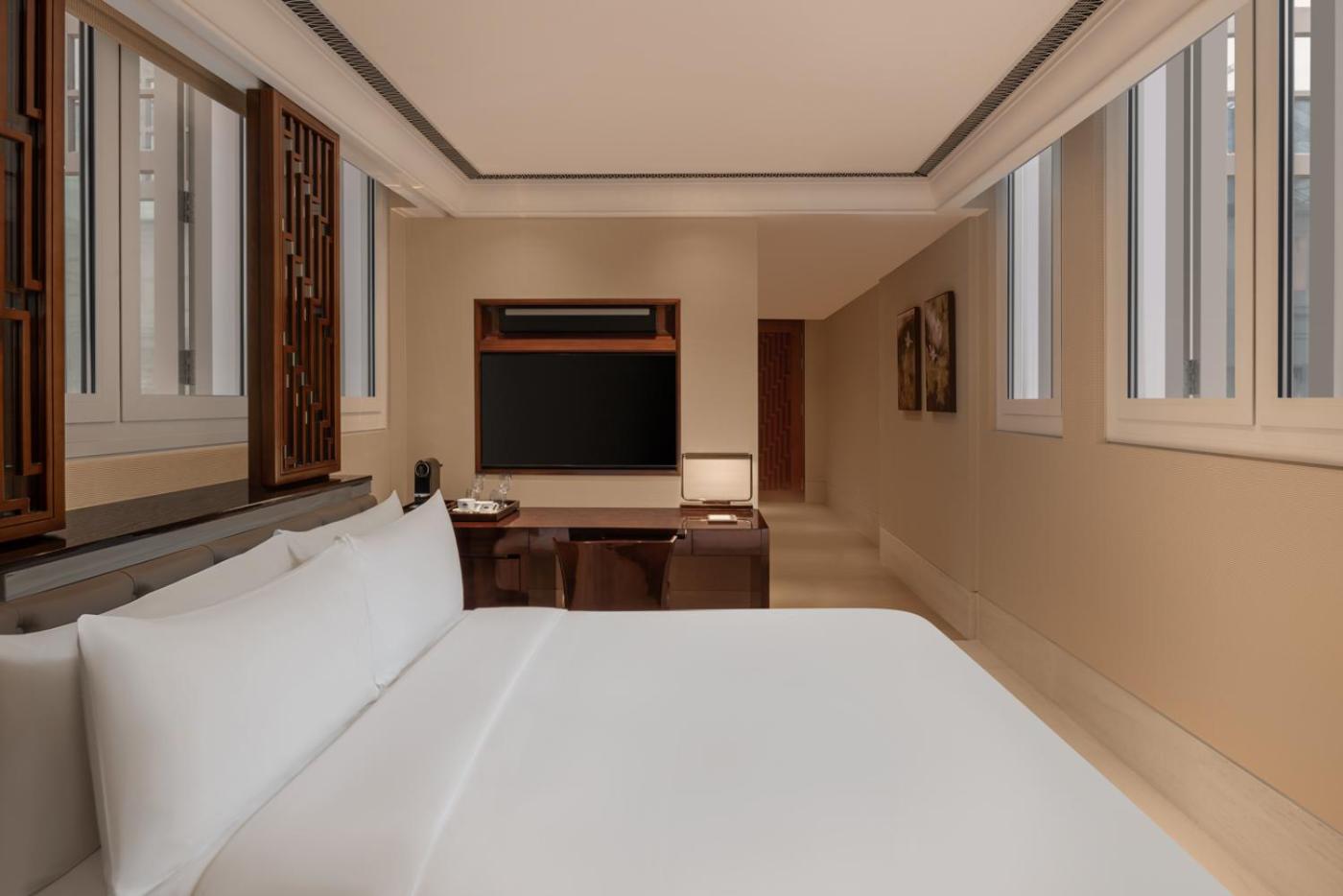 Grand Family Room thumbnail 5