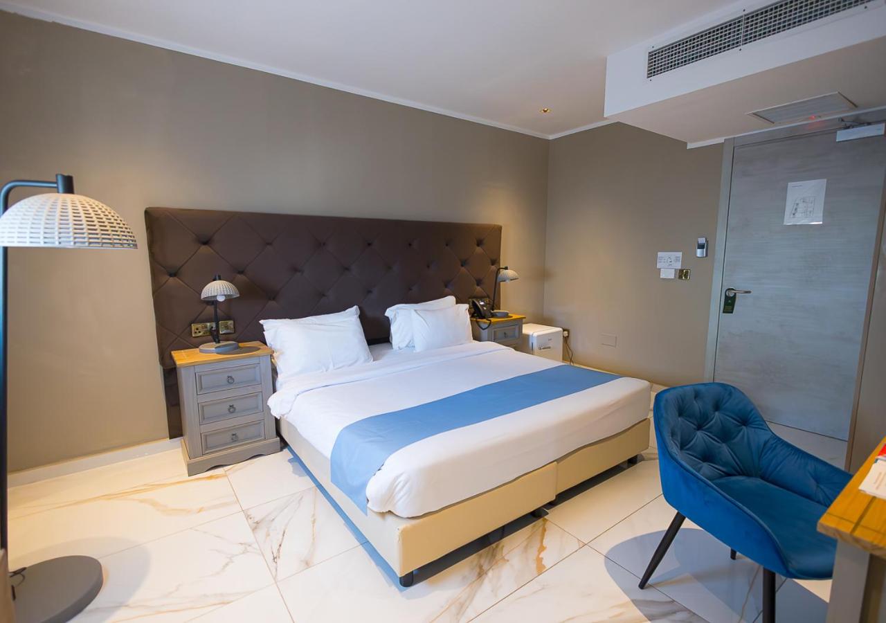 Standard King Room - Photo 6