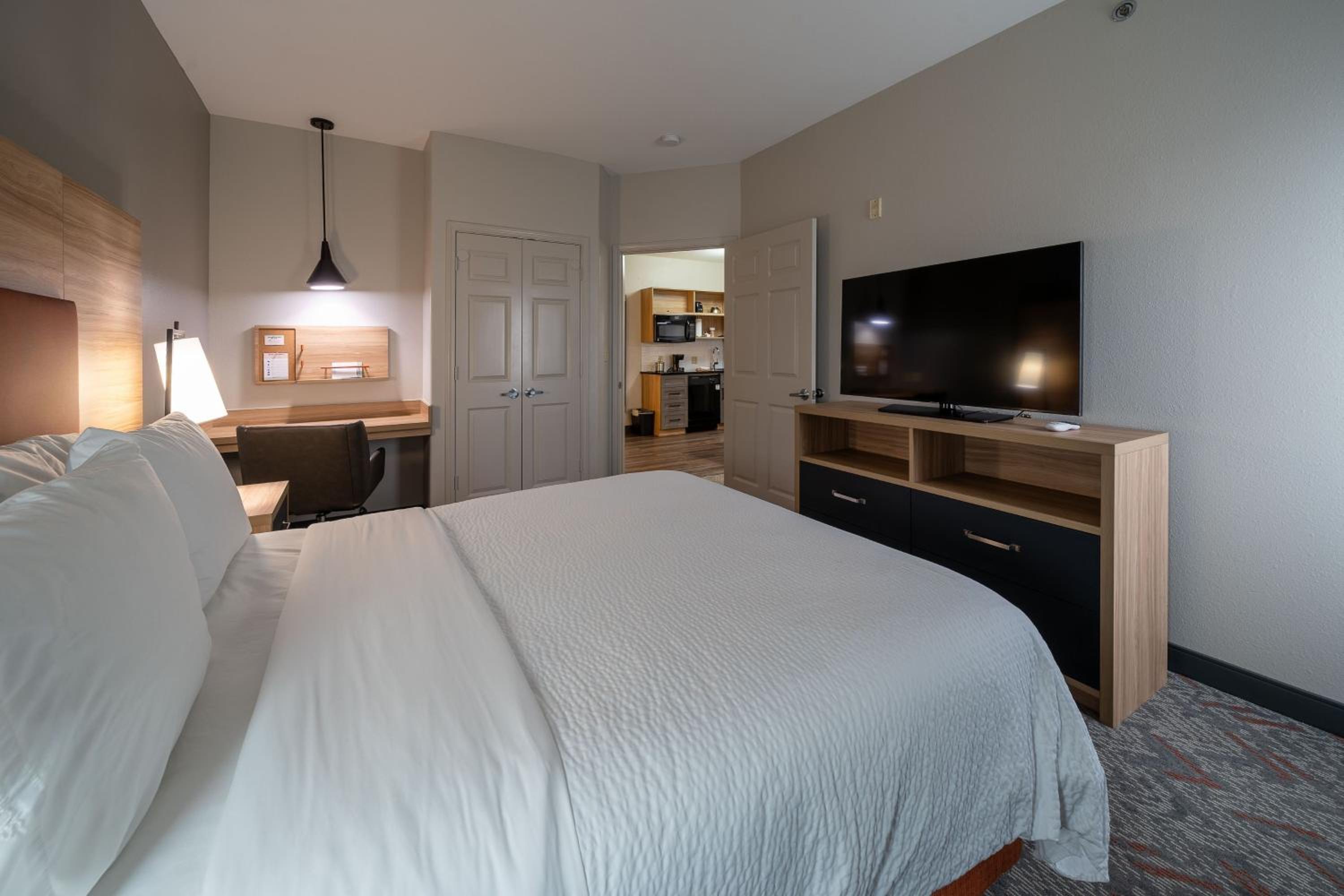 One-Bedroom Queen Suite photo 3