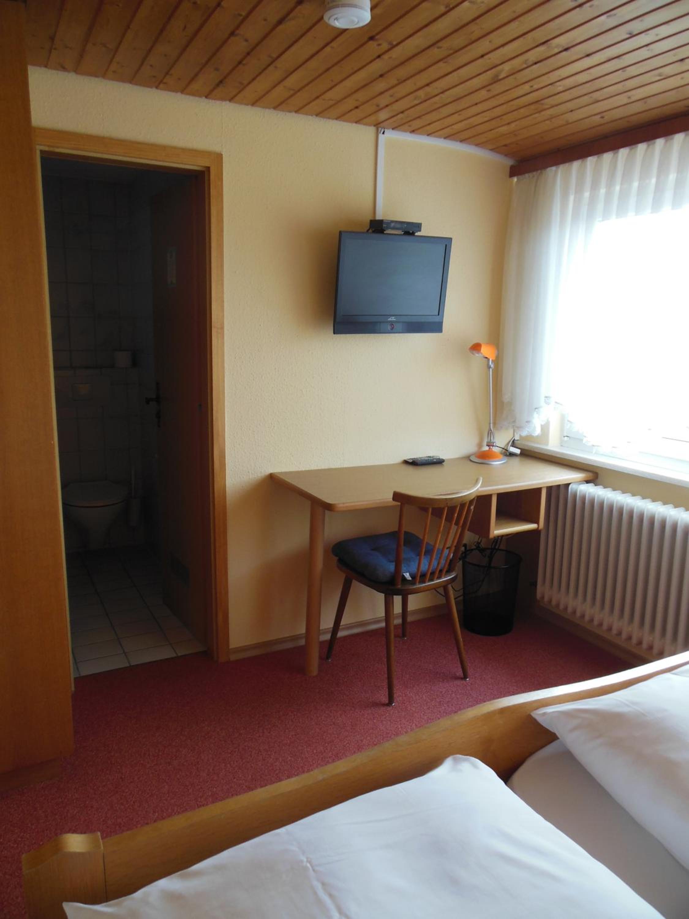 Small Double Room Street Side photo 2