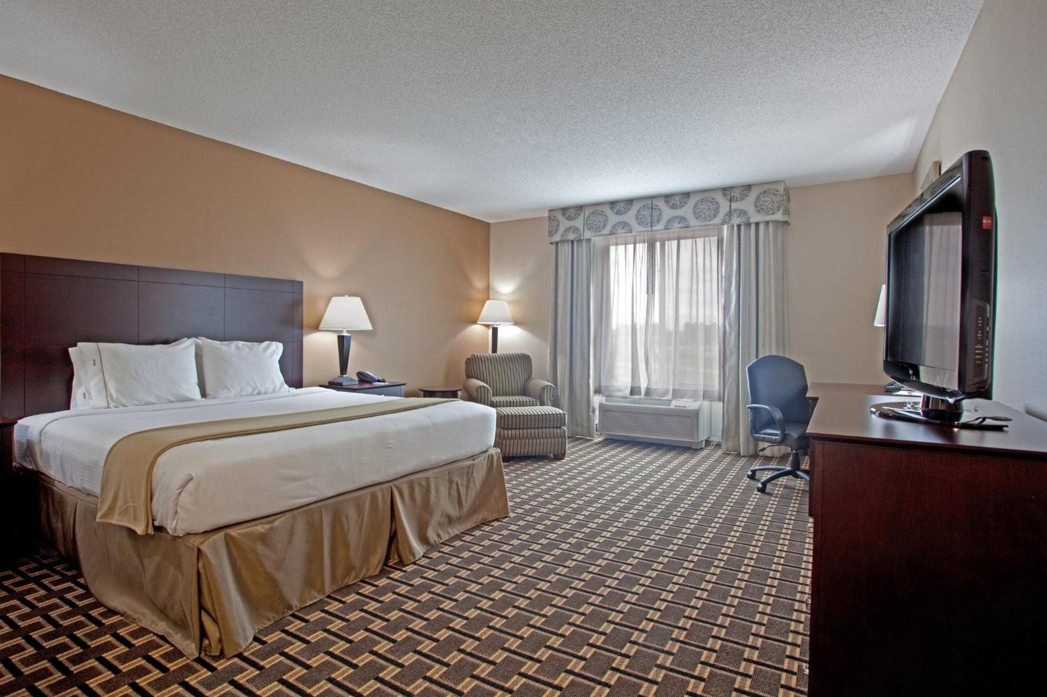 Standard King Room with Mobility Accessible Tub - Photo 4