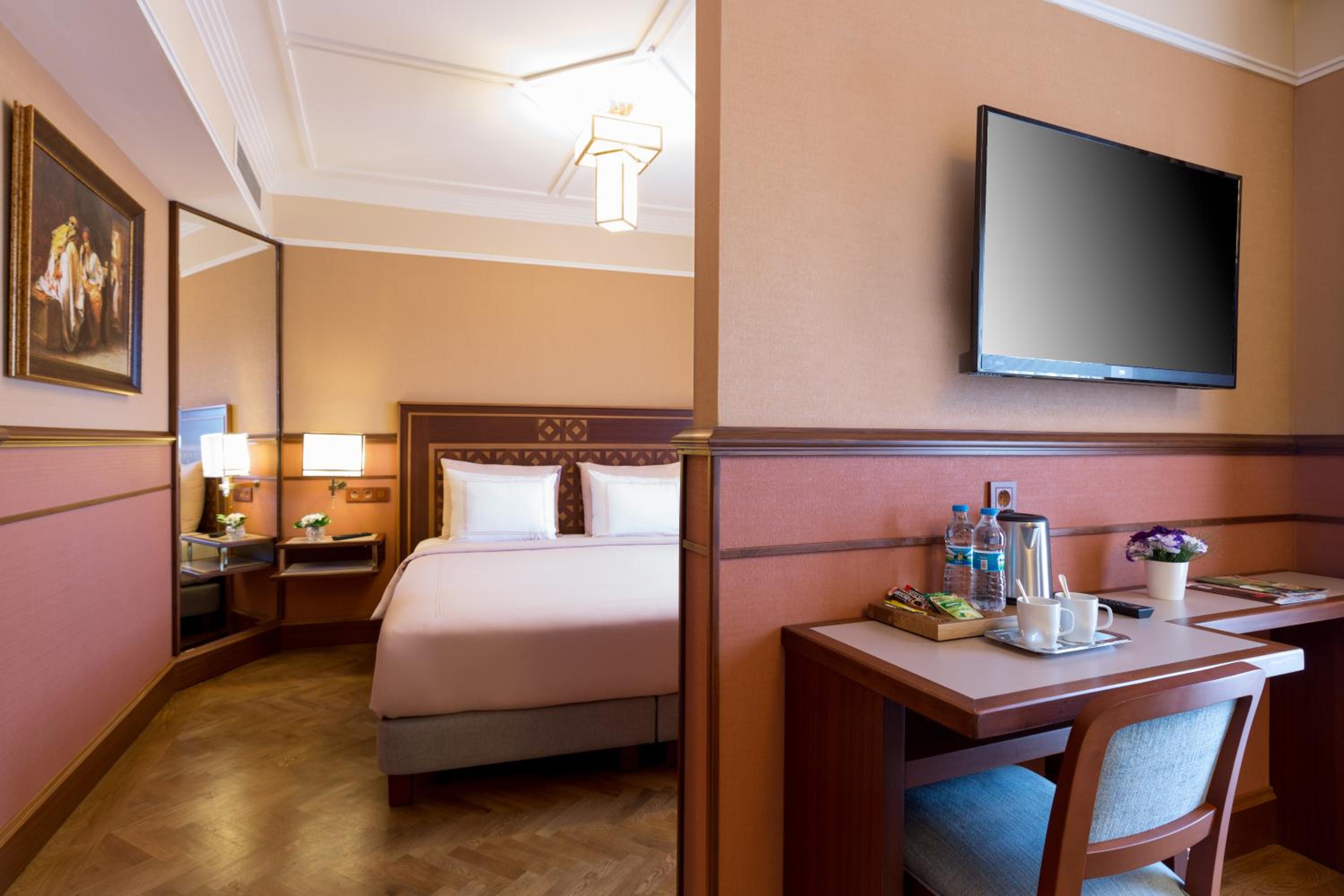Deluxe Double Room with Balcony photo 1