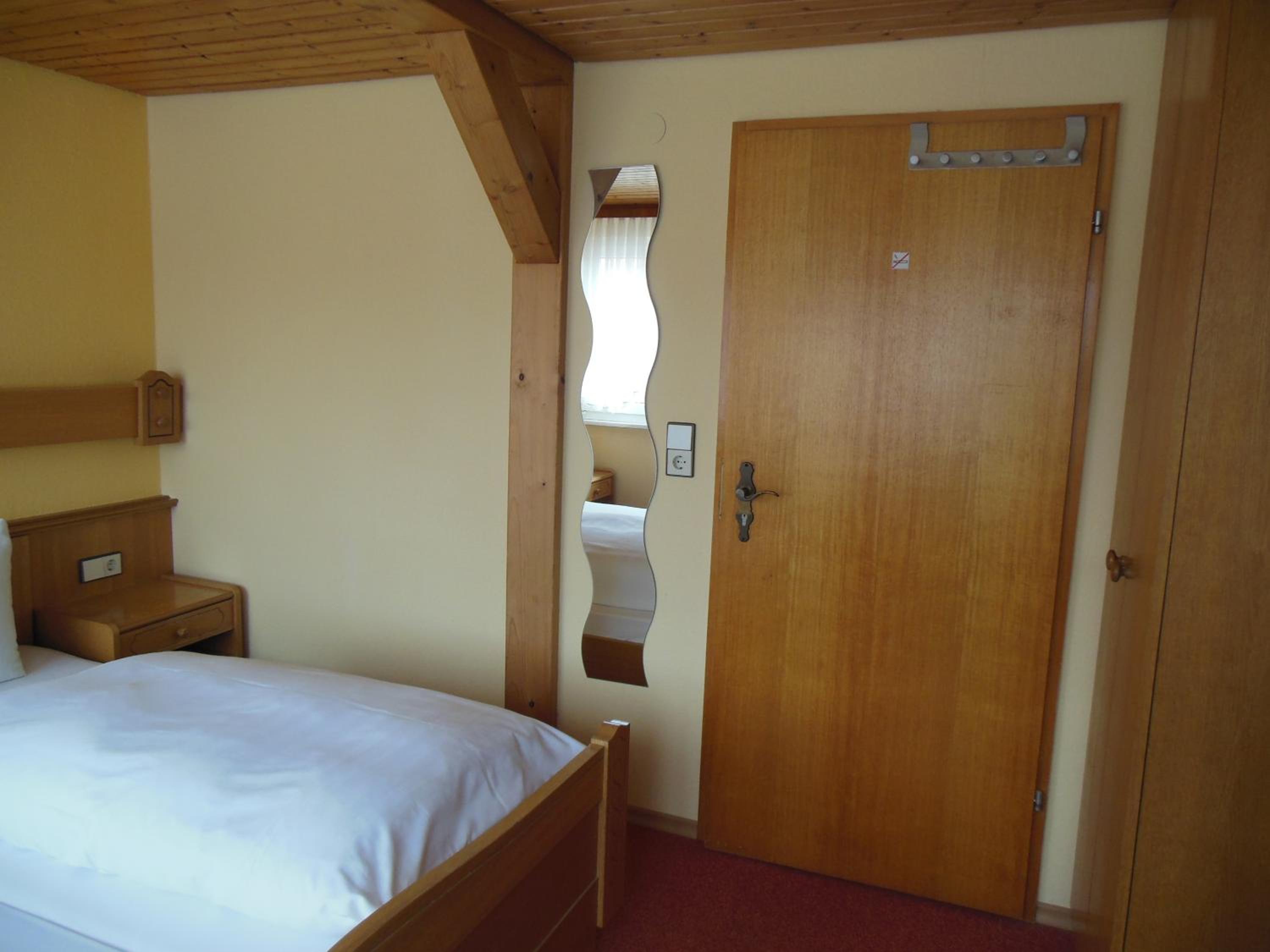 Small Double Room Street Side photo 3