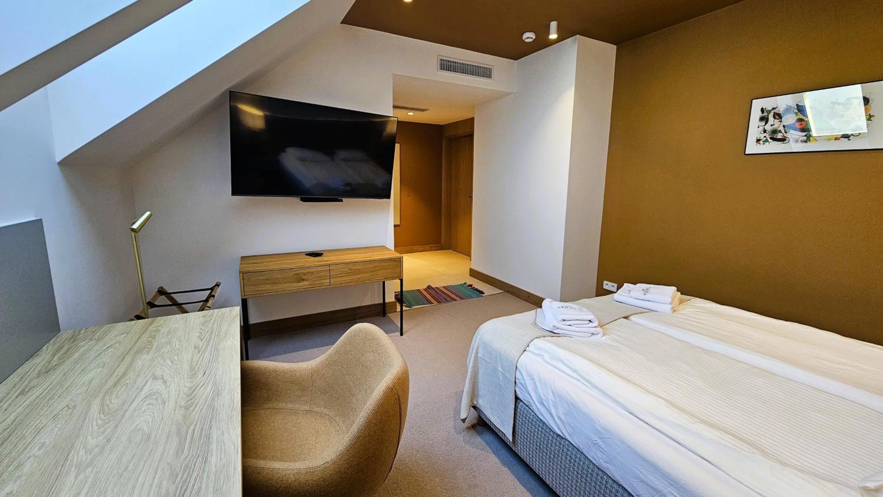 Large Double Room - Photo 3