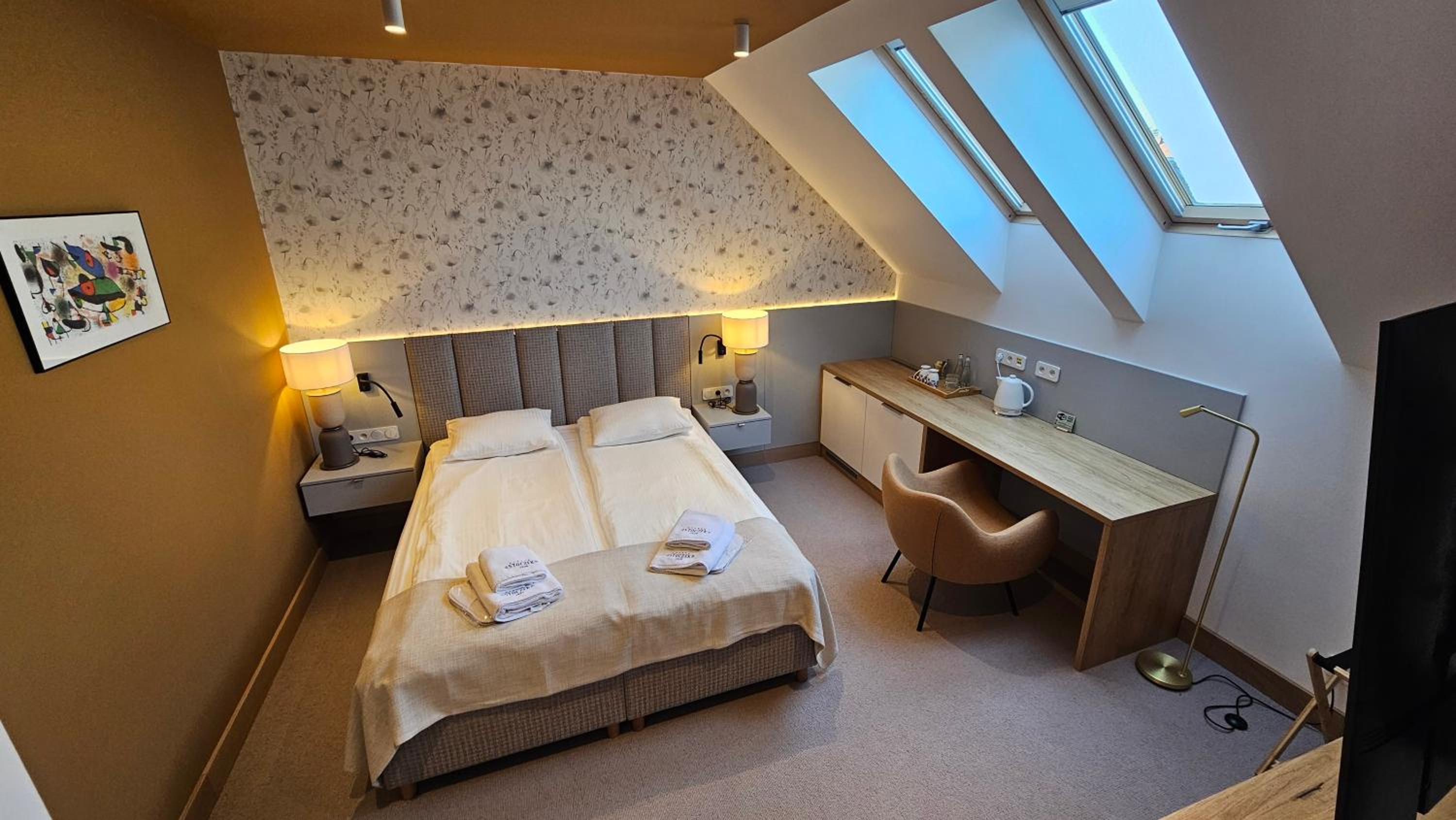 Large Double Room - Photo 1