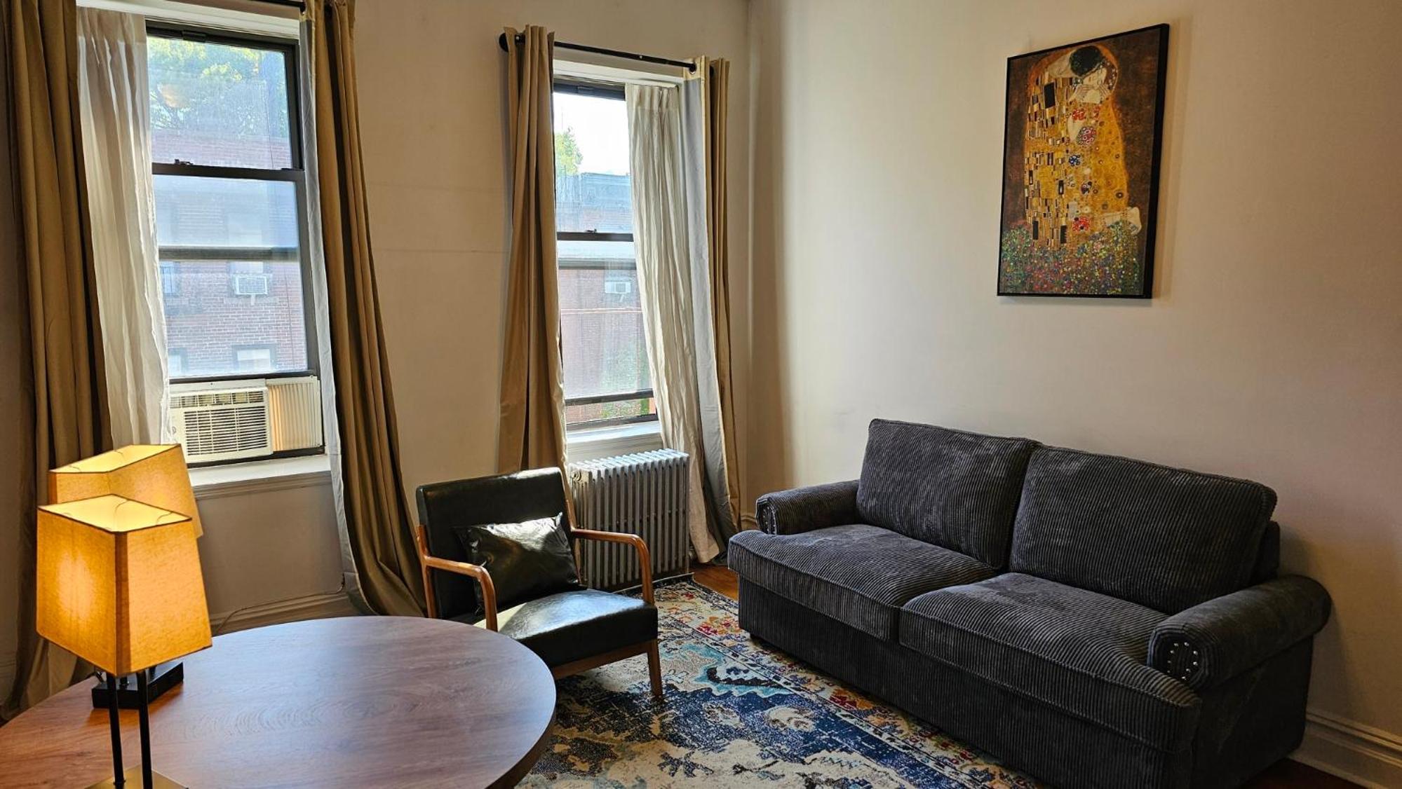 One-Bedroom Apartment with City View photo 2