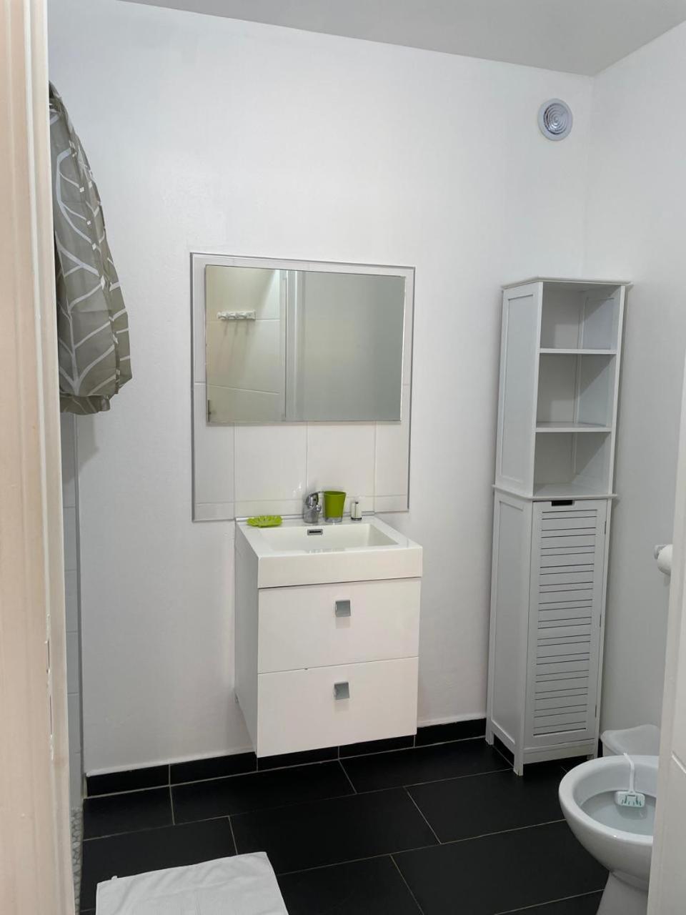 One-Bedroom Apartment - Photo 2