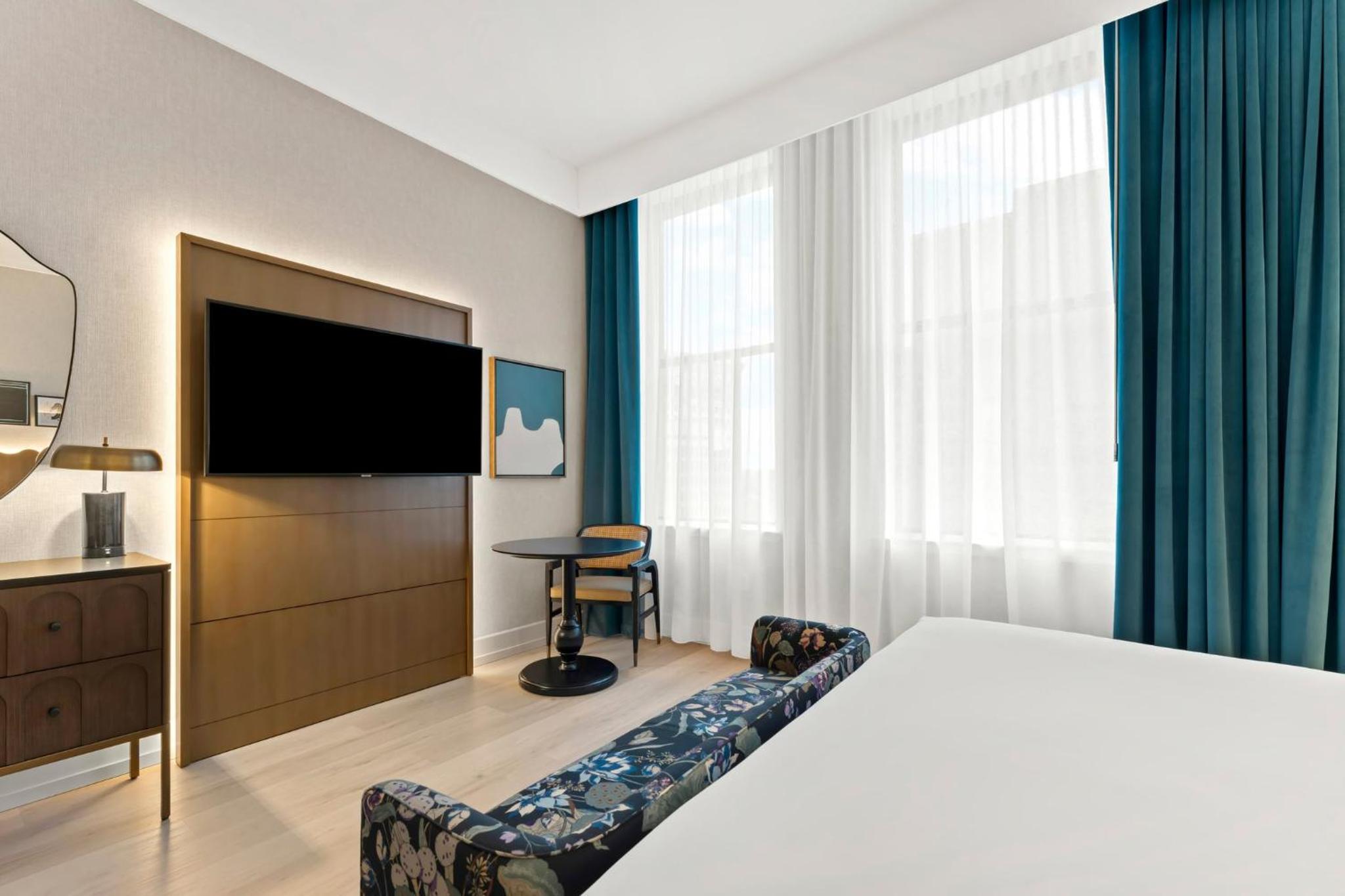 King Room with Mobility Accessible Roll-In Shower - Non-Smoking - Photo 4