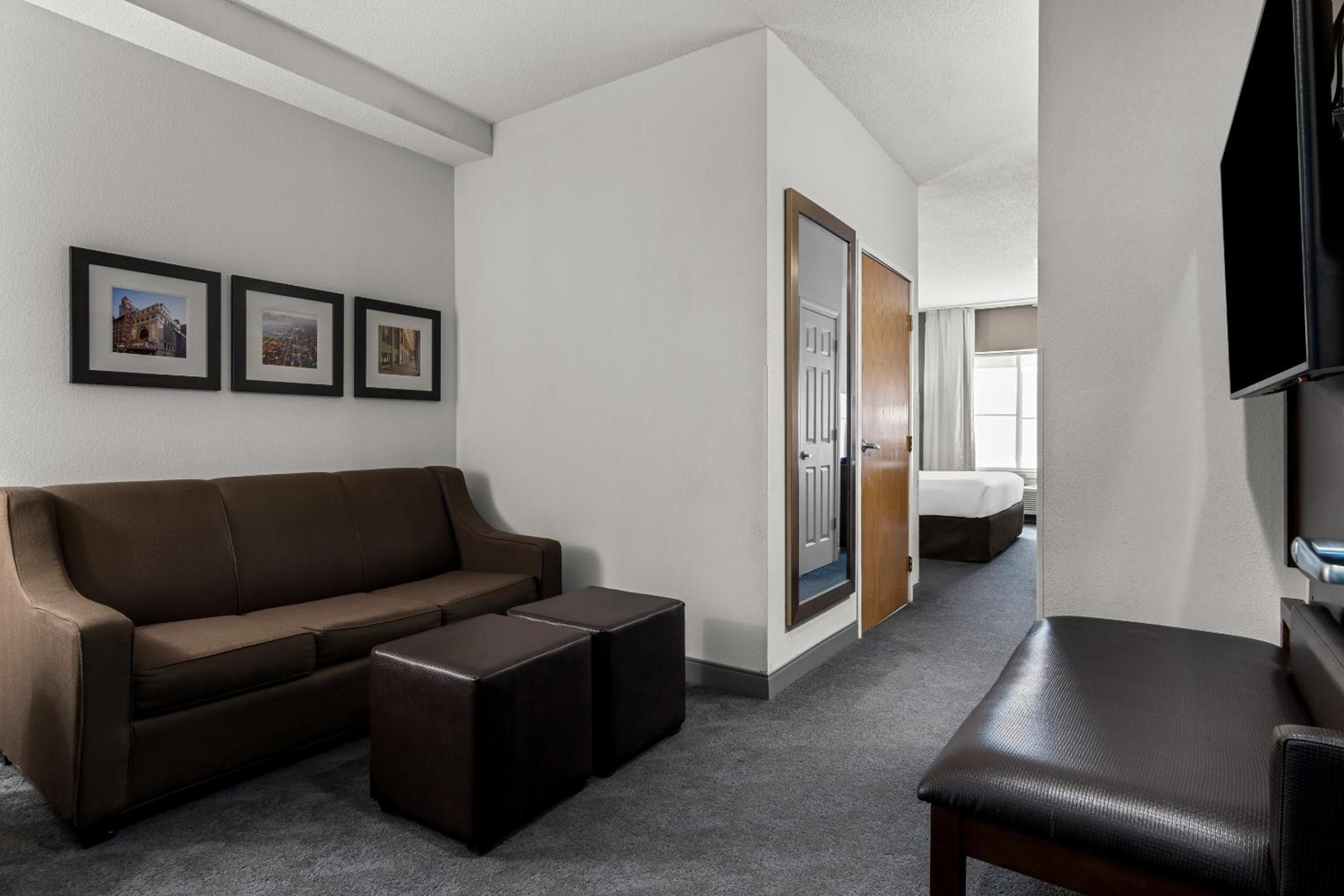 King Suite - Non-Smoking - Photo 2