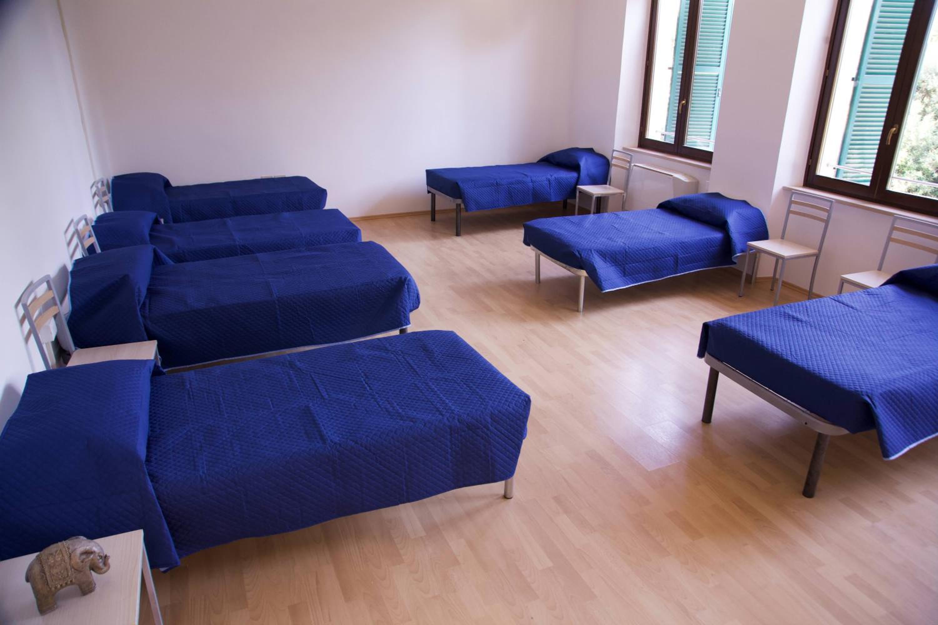 Single Bed in Mixed Dormitory Room