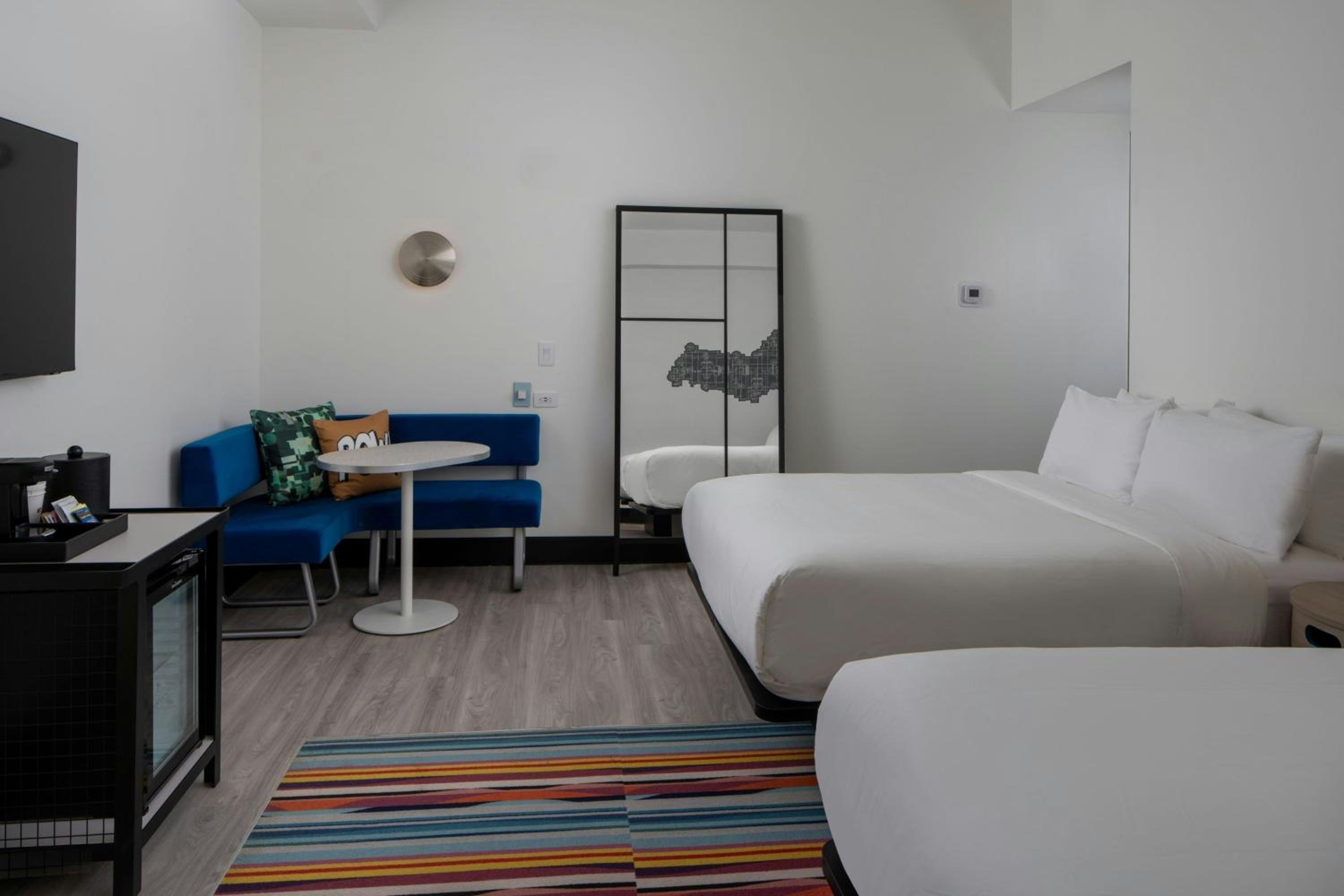 Standard Queen Room with Two Queen Beds - Photo 5