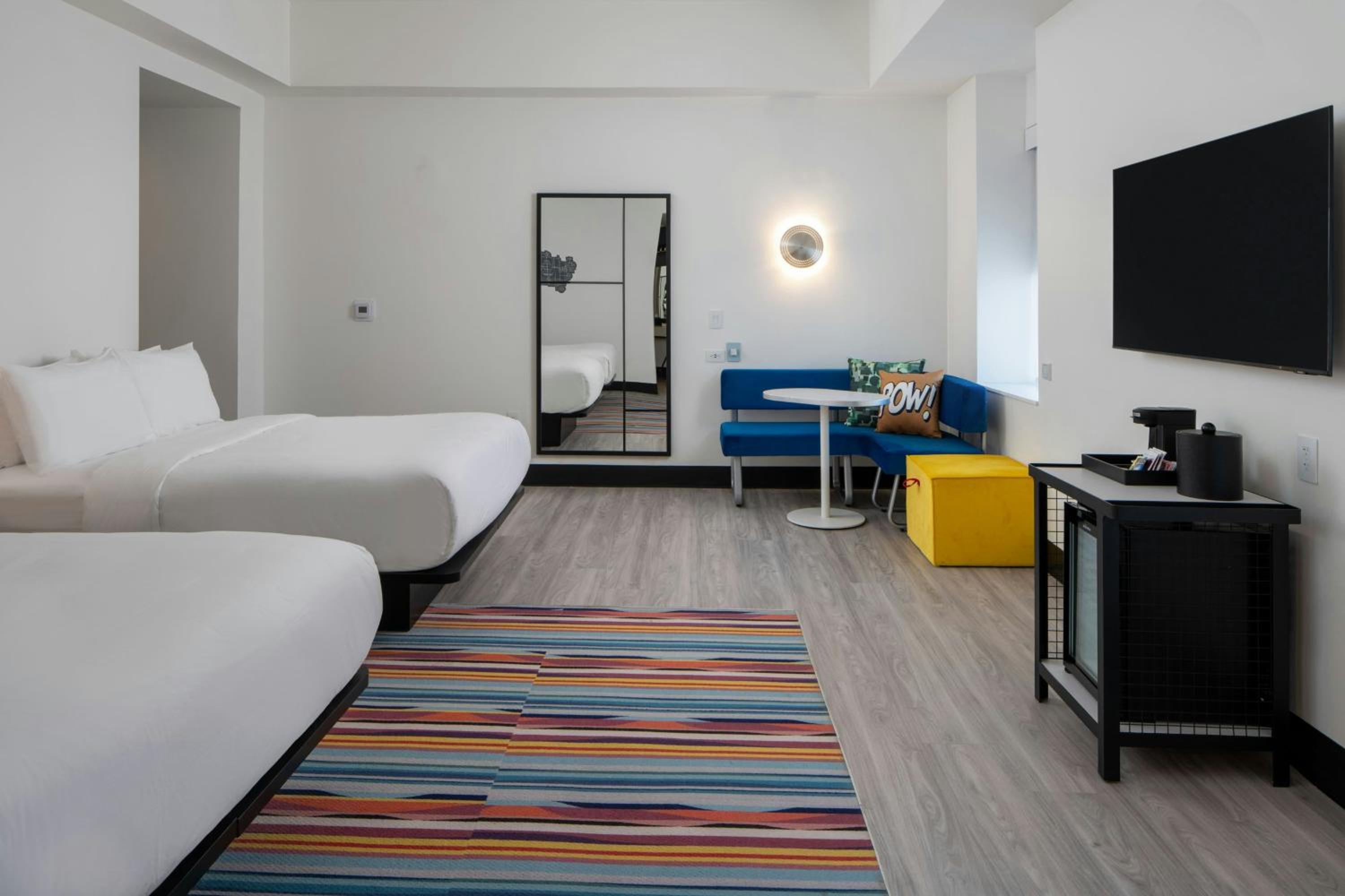 Standard Queen Room with Two Queen Beds - Photo 4
