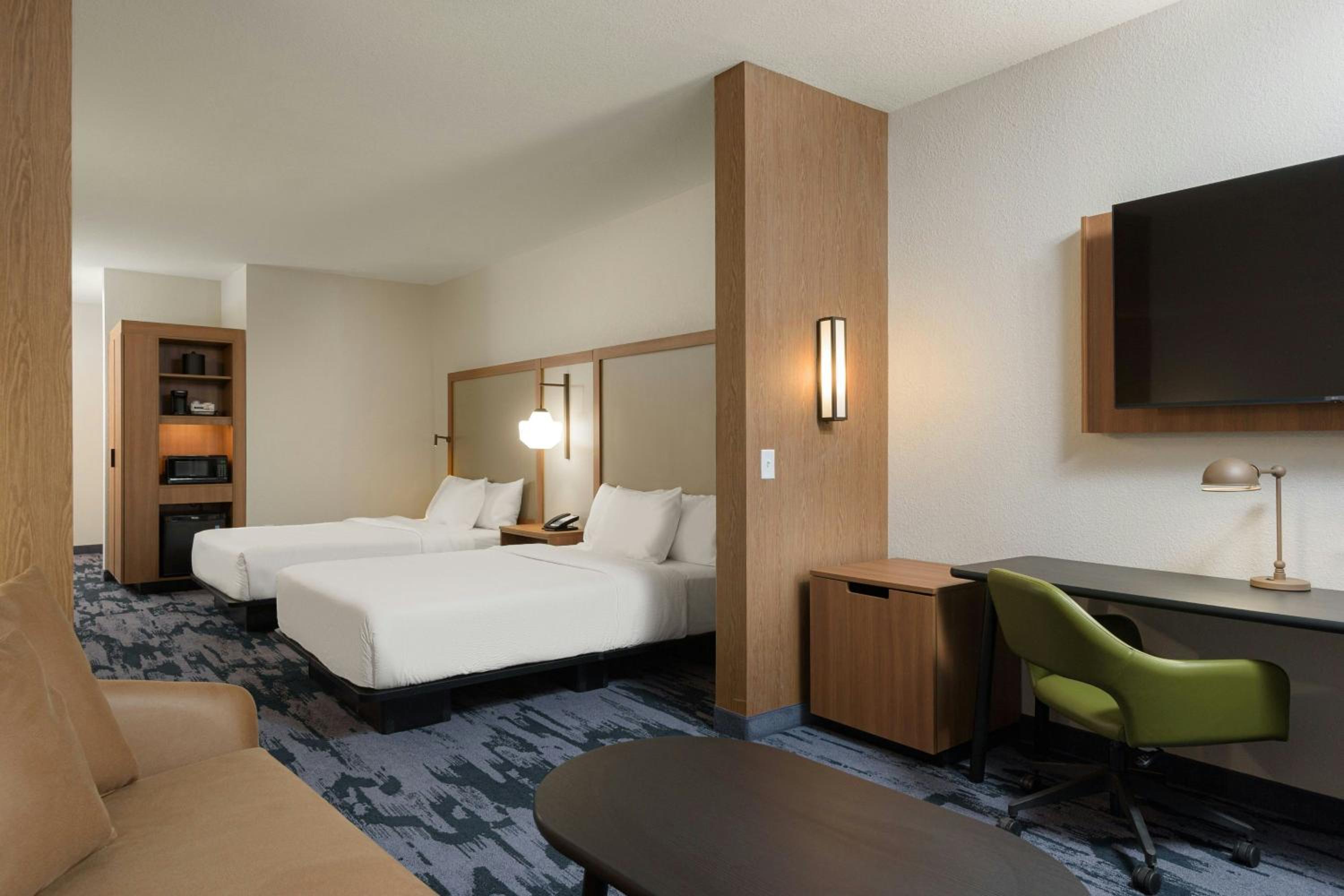 Deluxe Queen Room with Sofa Bed - Mobility Accessible with Tub photo 1