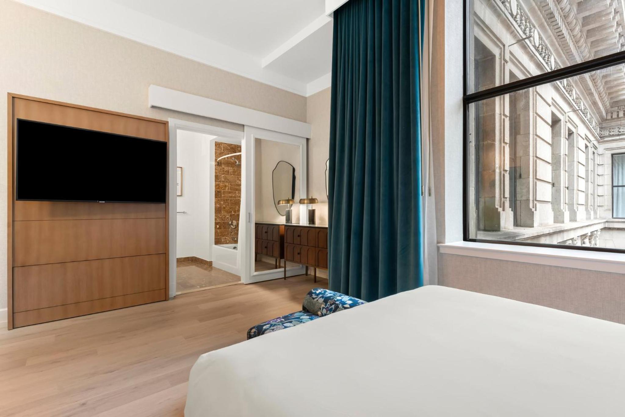 Queen Room with Two Queen Beds - Photo 3