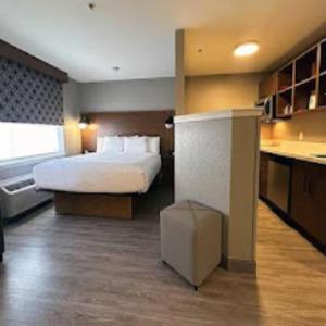 Suite with One Queen Bed and Full Kitchen - Non-Smoking - Photo 10