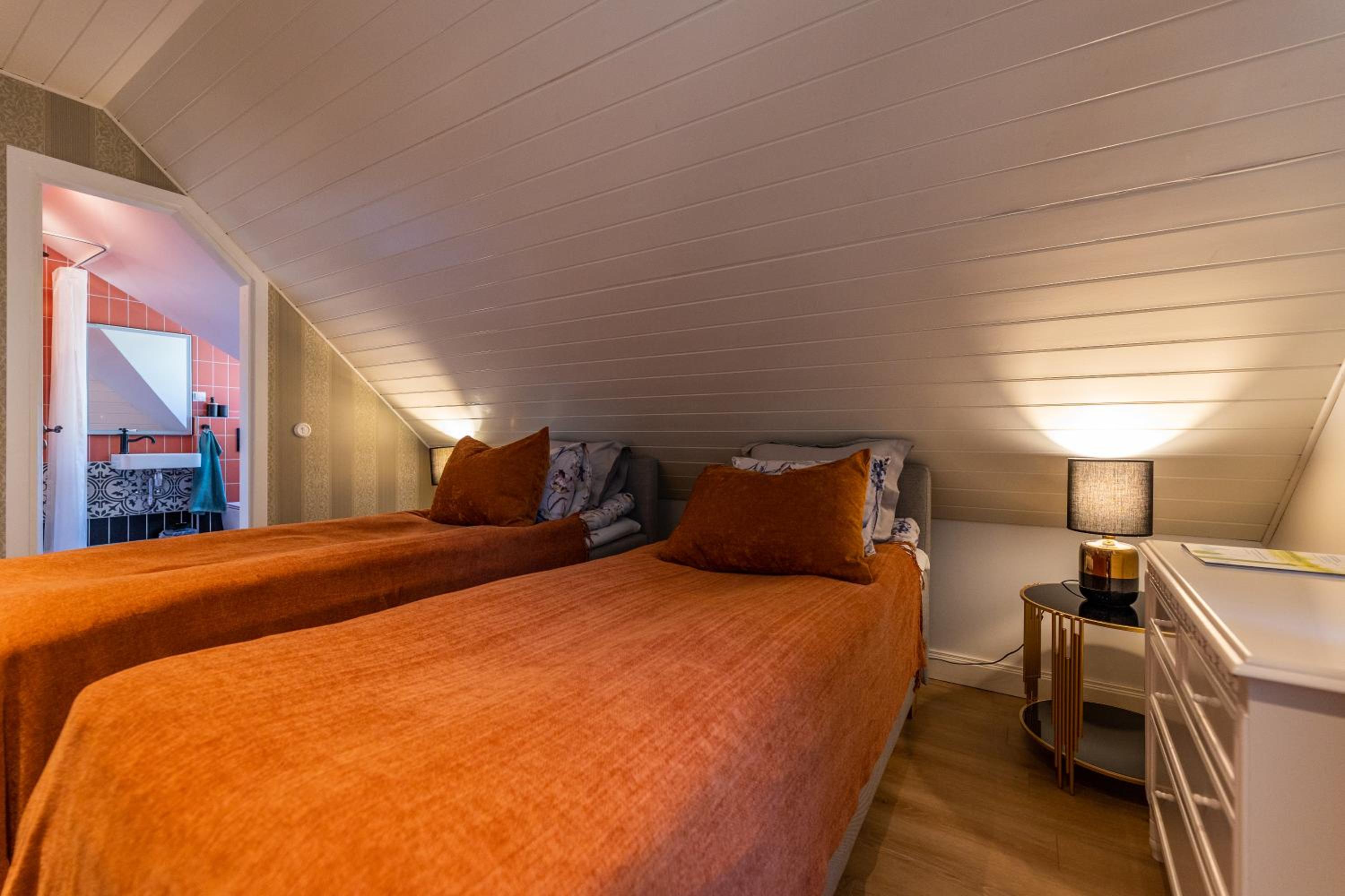 Double or Twin Room with Private Bathroom - Photo 3