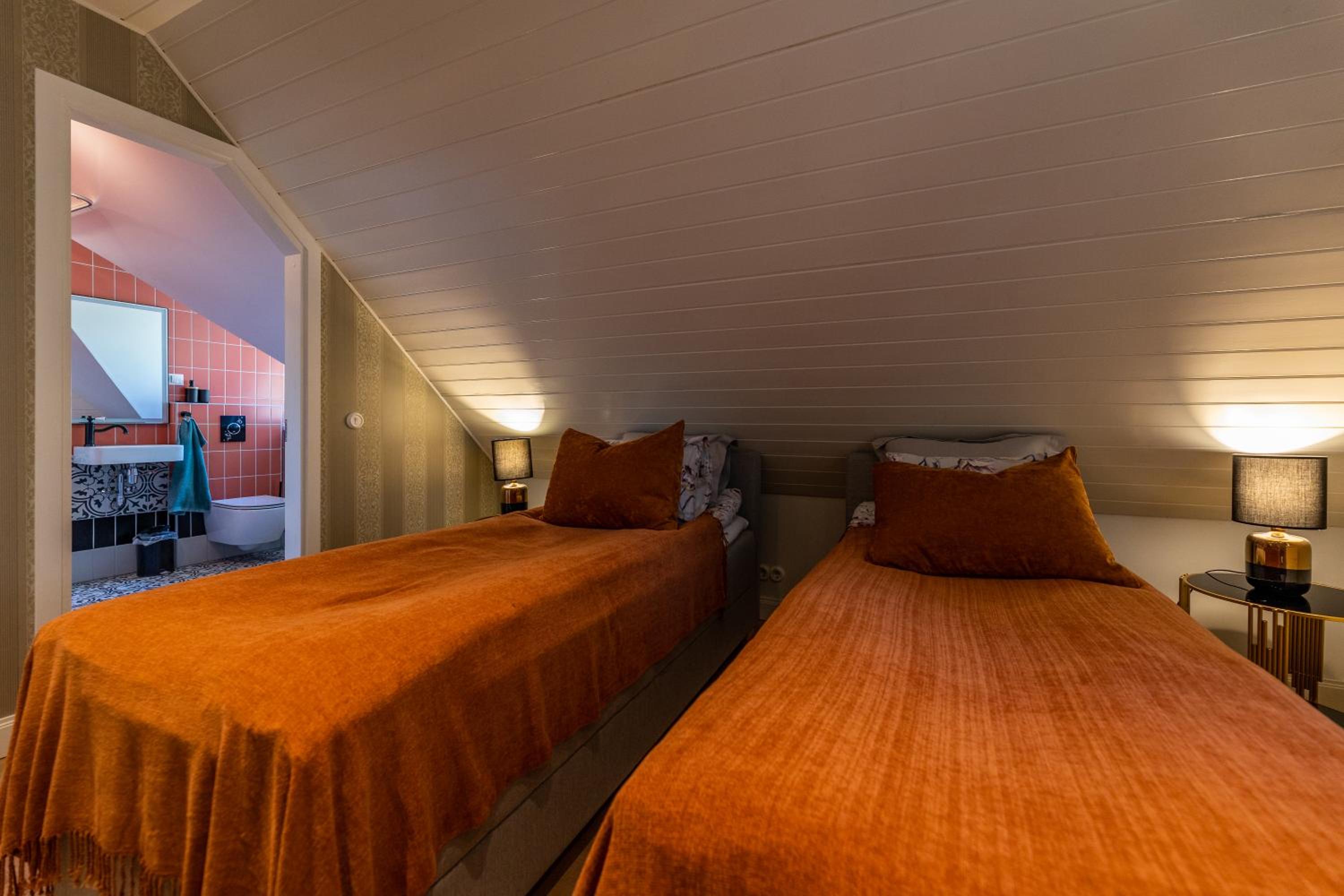 Double or Twin Room with Private Bathroom - Photo 4