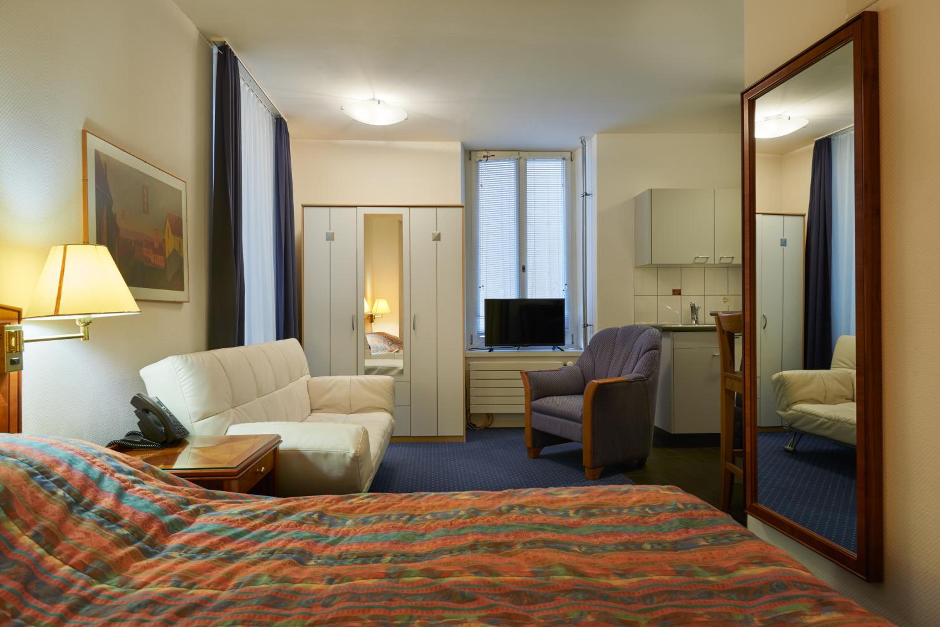 One-Bedroom Family Suite with Kitchenette photo 2