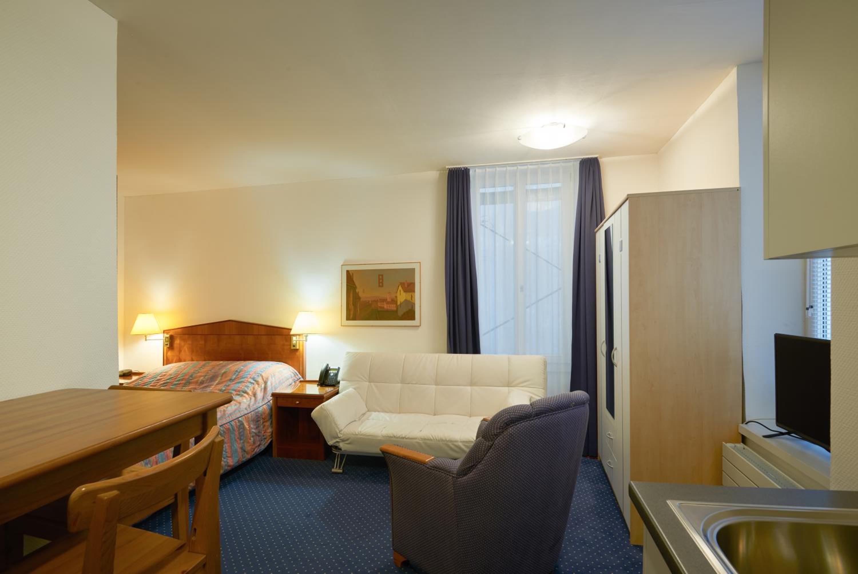 One-Bedroom Family Suite with Kitchenette photo 3