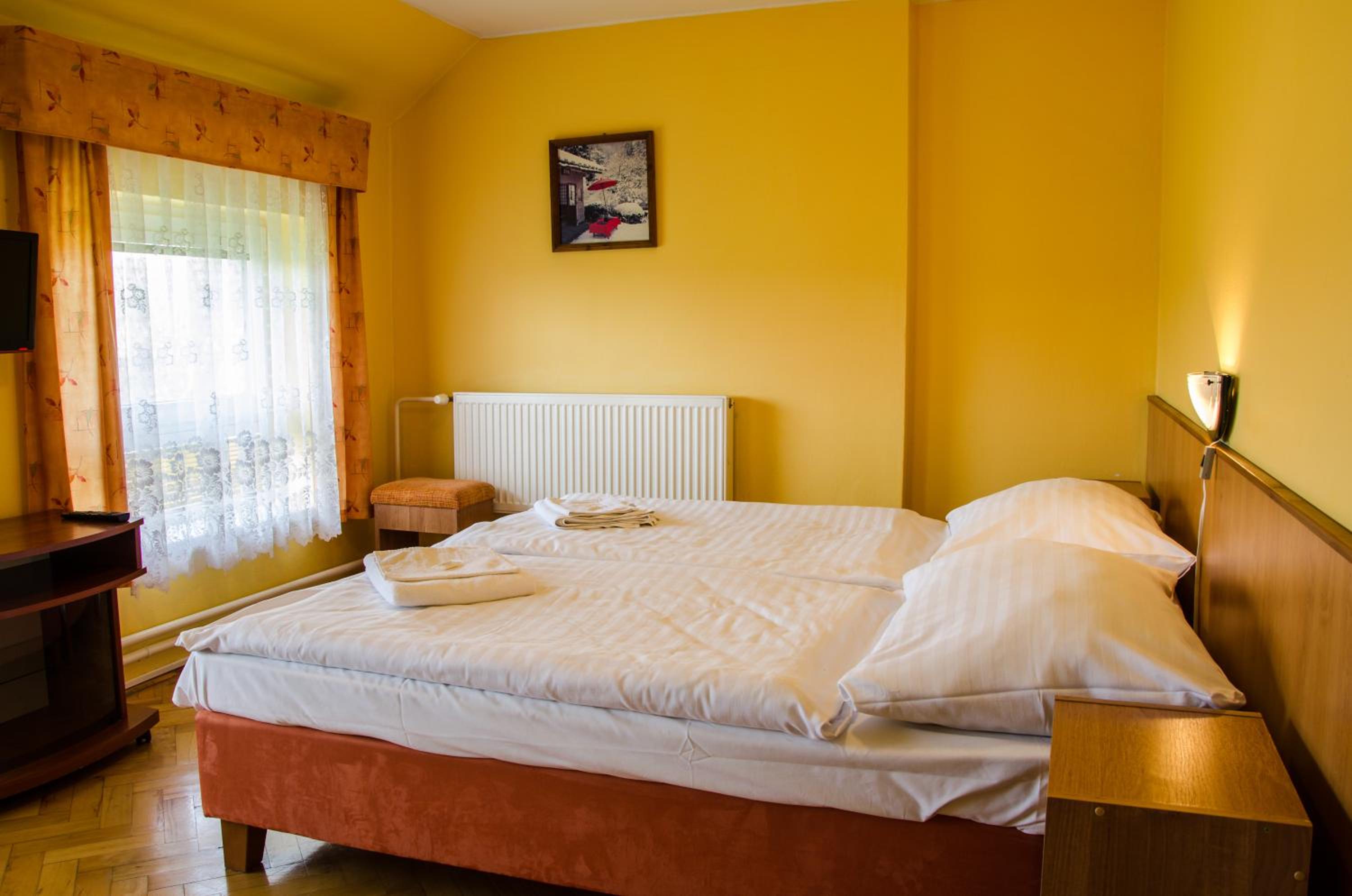 Double or Twin Room with Bathroom - Photo 3