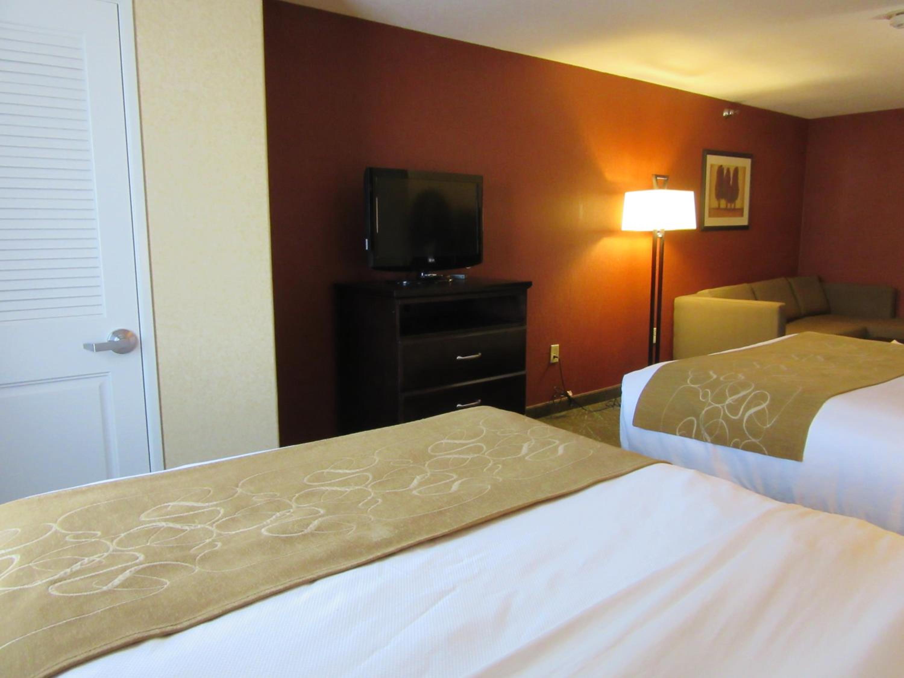 Queen Suite with Two Queen Beds - Photo 5