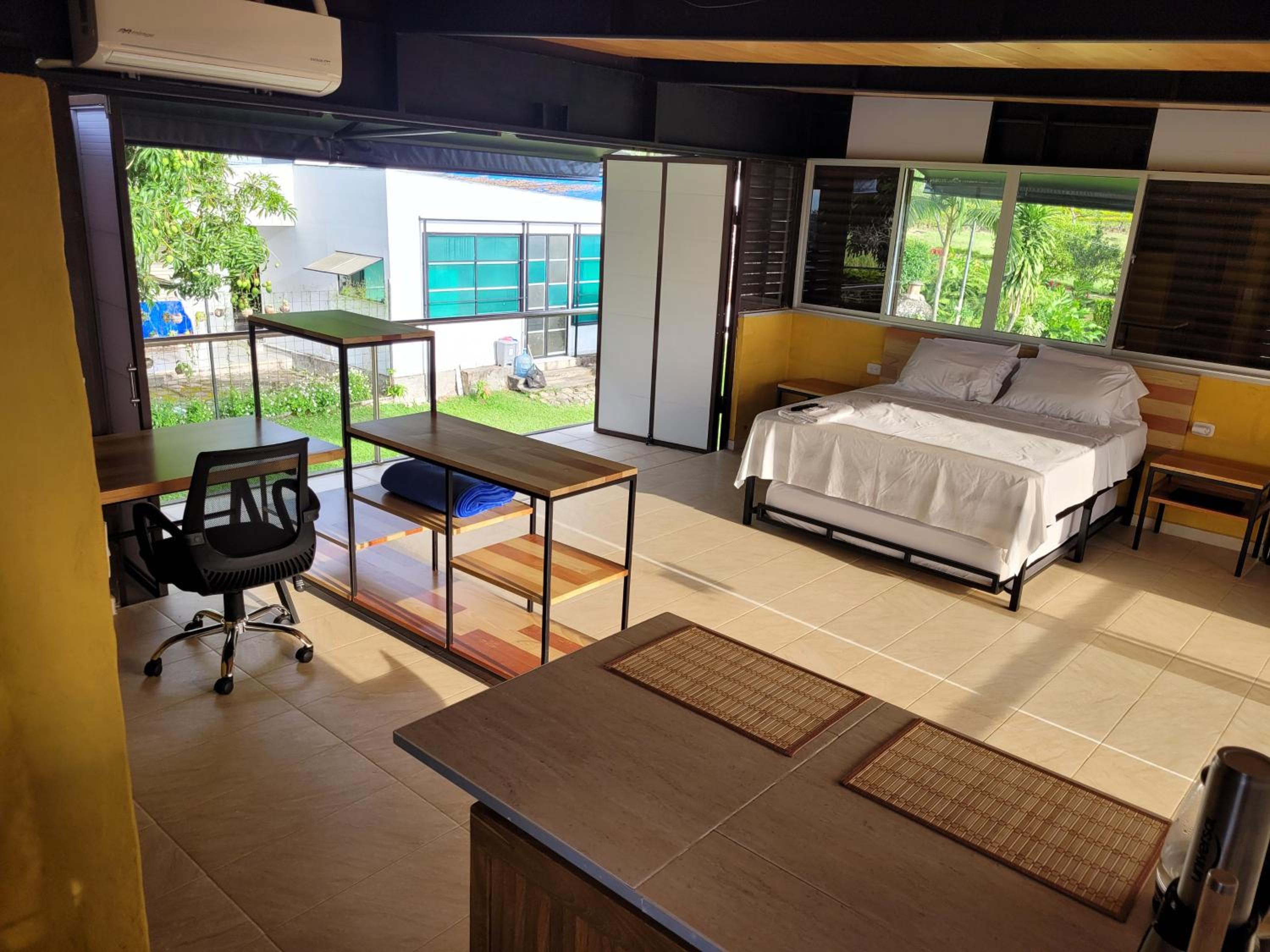 One-Bedroom Apartment with Balcony and Mountain View   photo 1