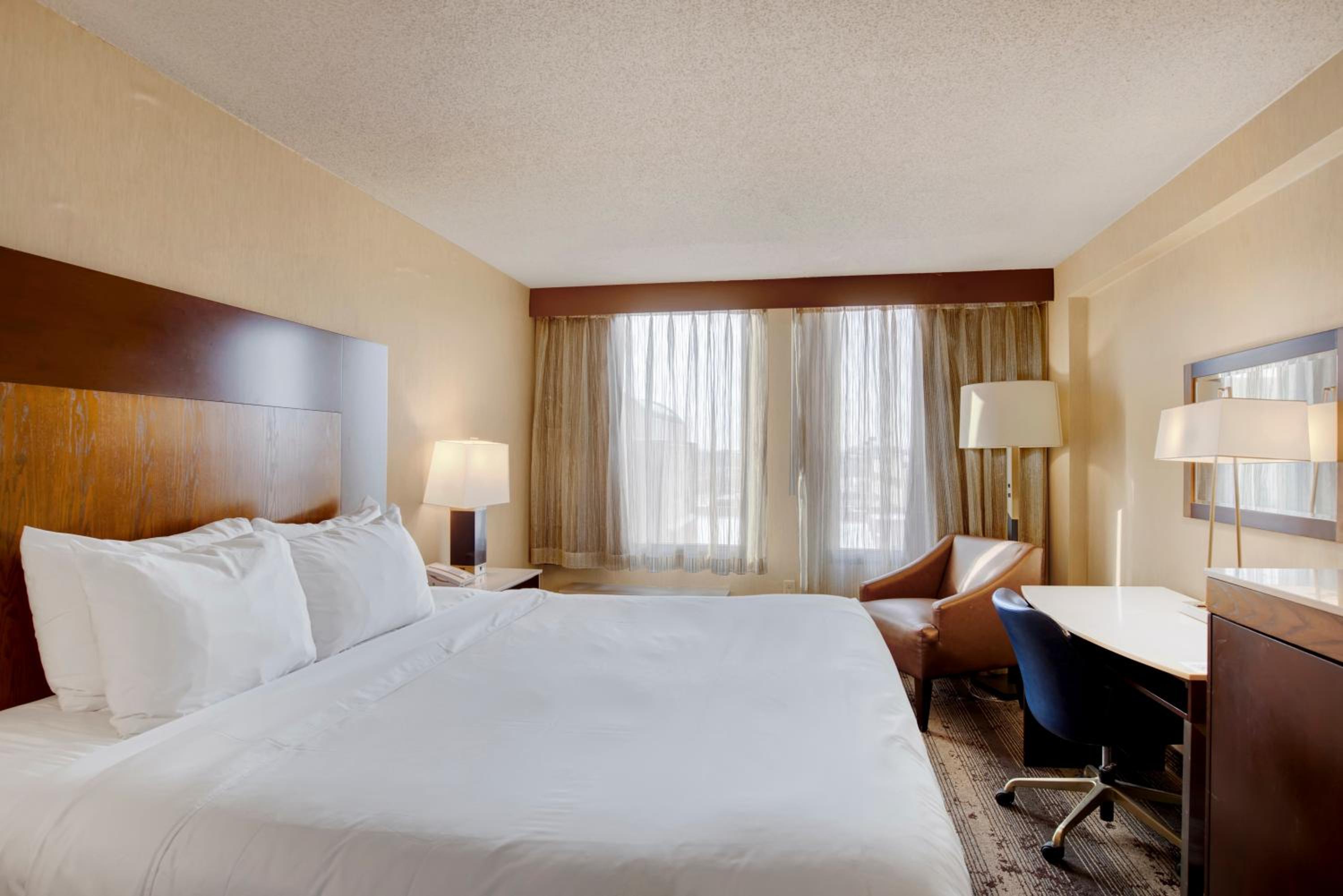 Standard Queen Room - Photo 7