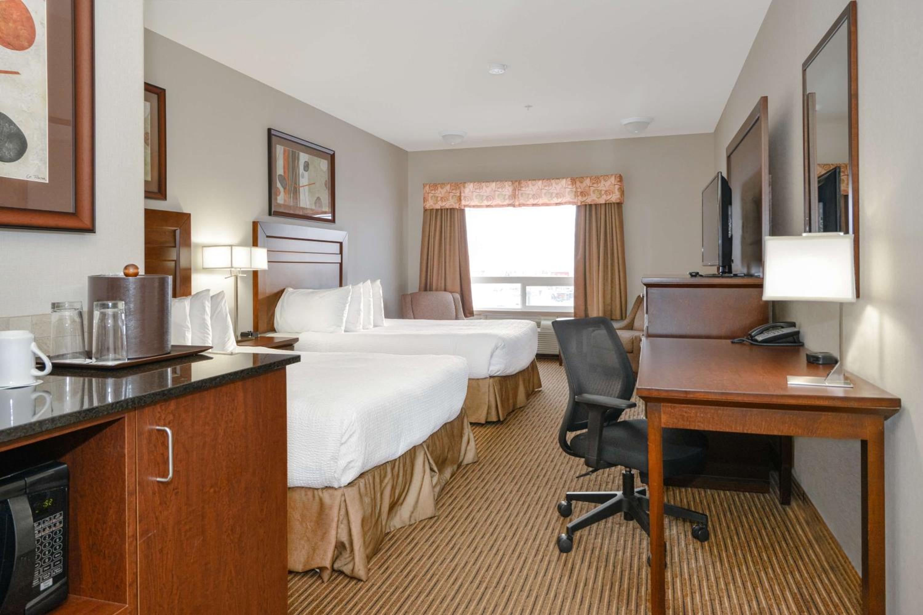Standard Queen Room with Two Queen Beds photo 3