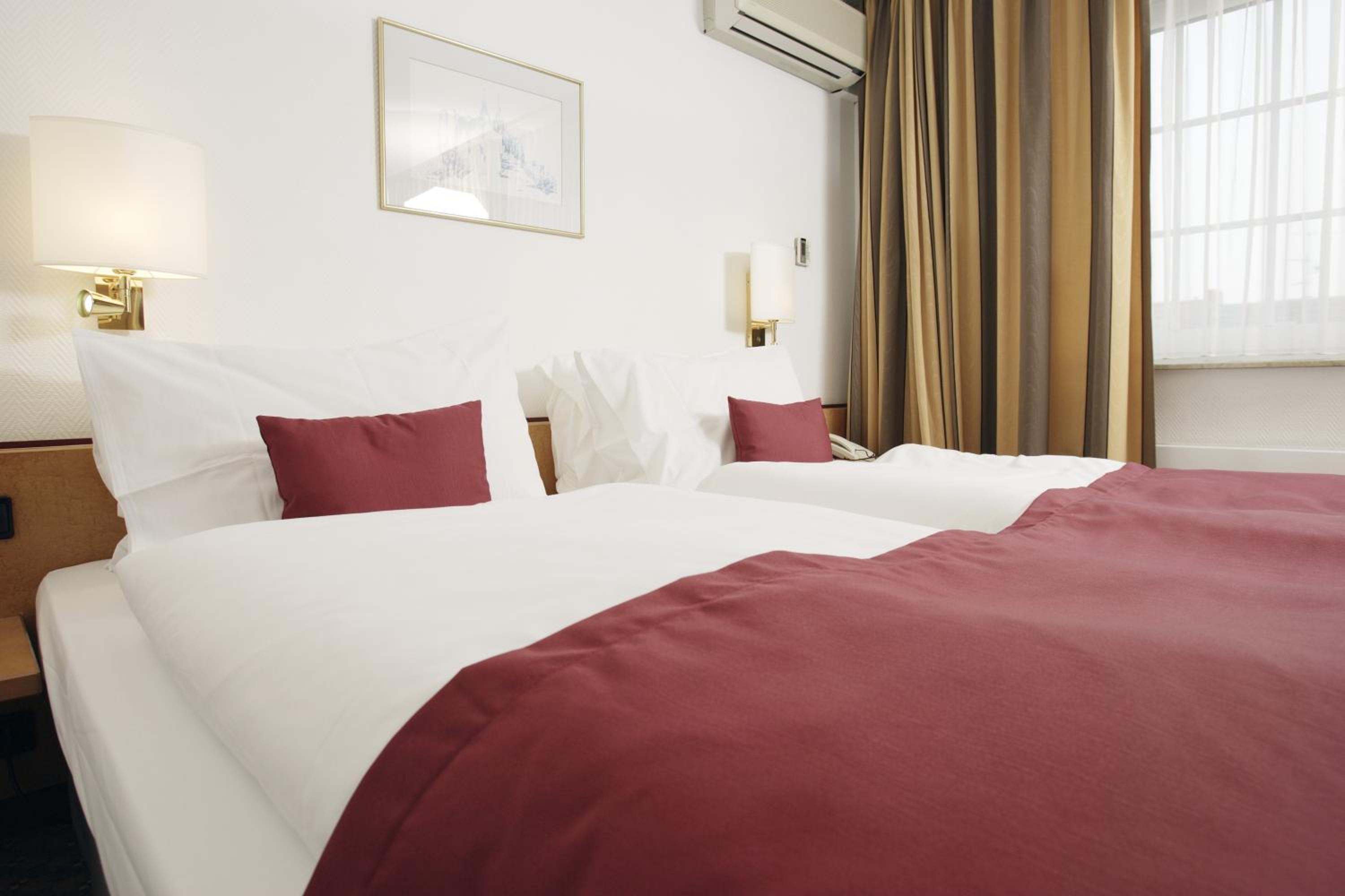 Standard Queen Room - Photo 7