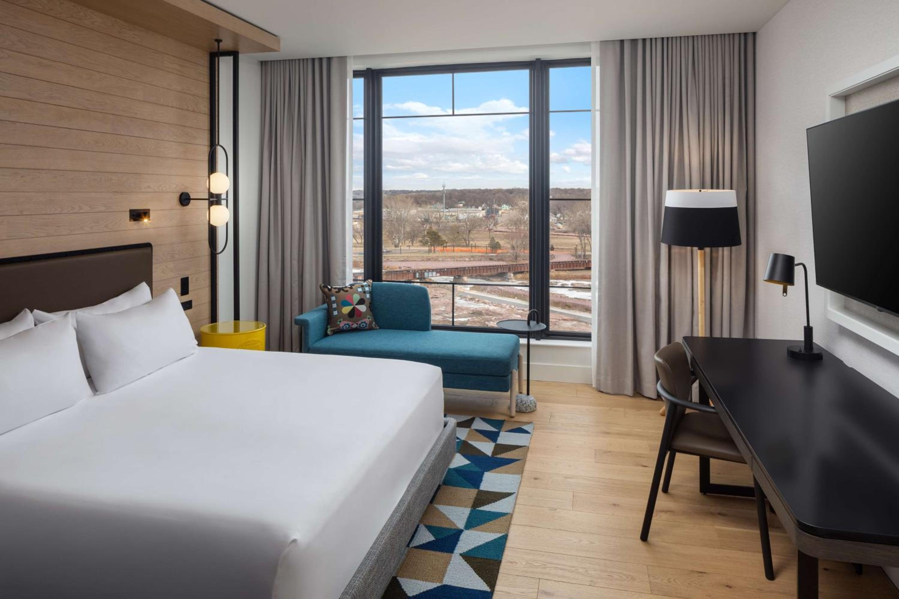 King Room with Park View and Mobility Accessible Tub - Photo 1
