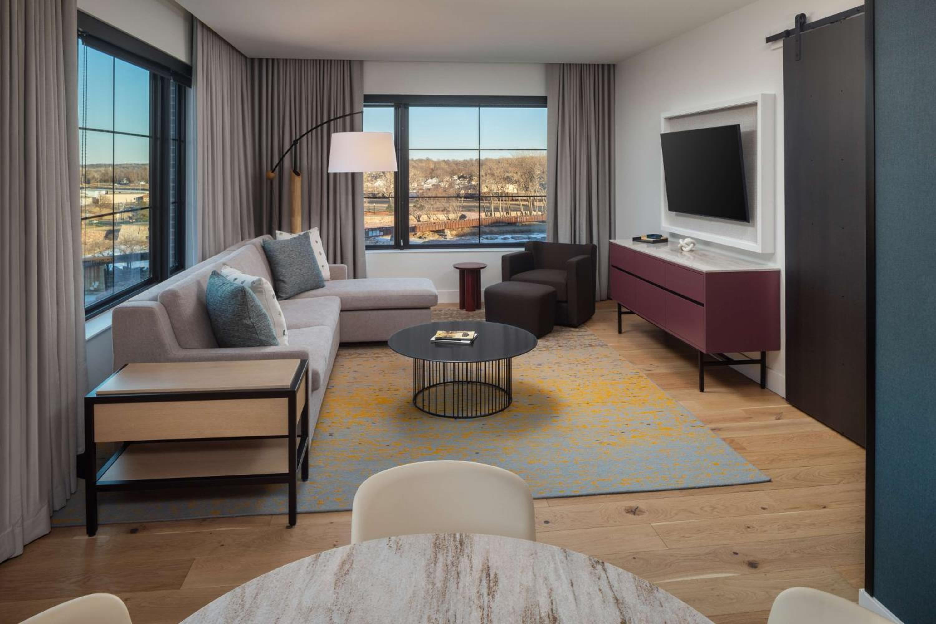 One-Bedroom King Suite with Balcony and Park View - Photo 3
