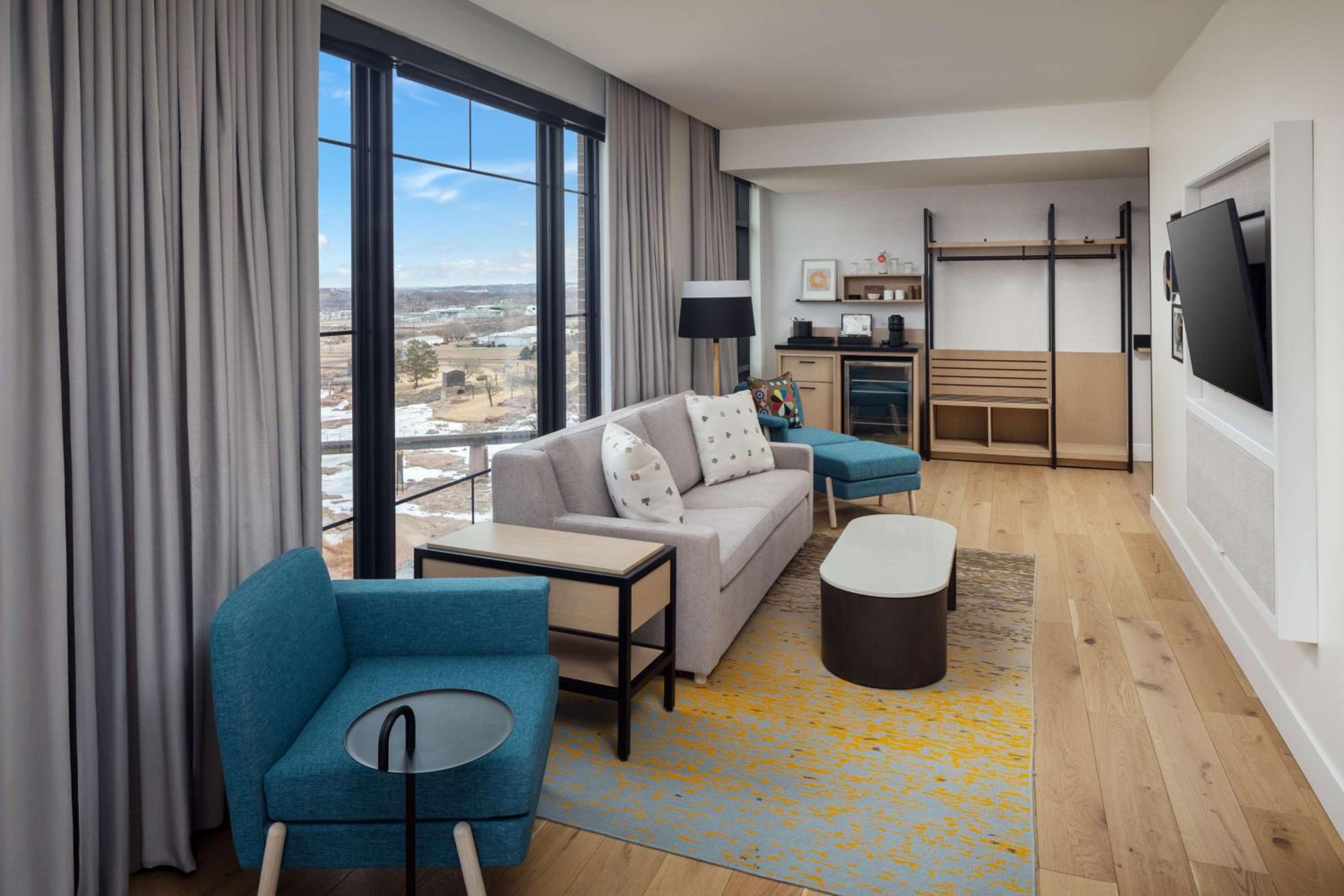 Corner King Room with Sofa Bed and Balcony - Falls Park View - Photo 2