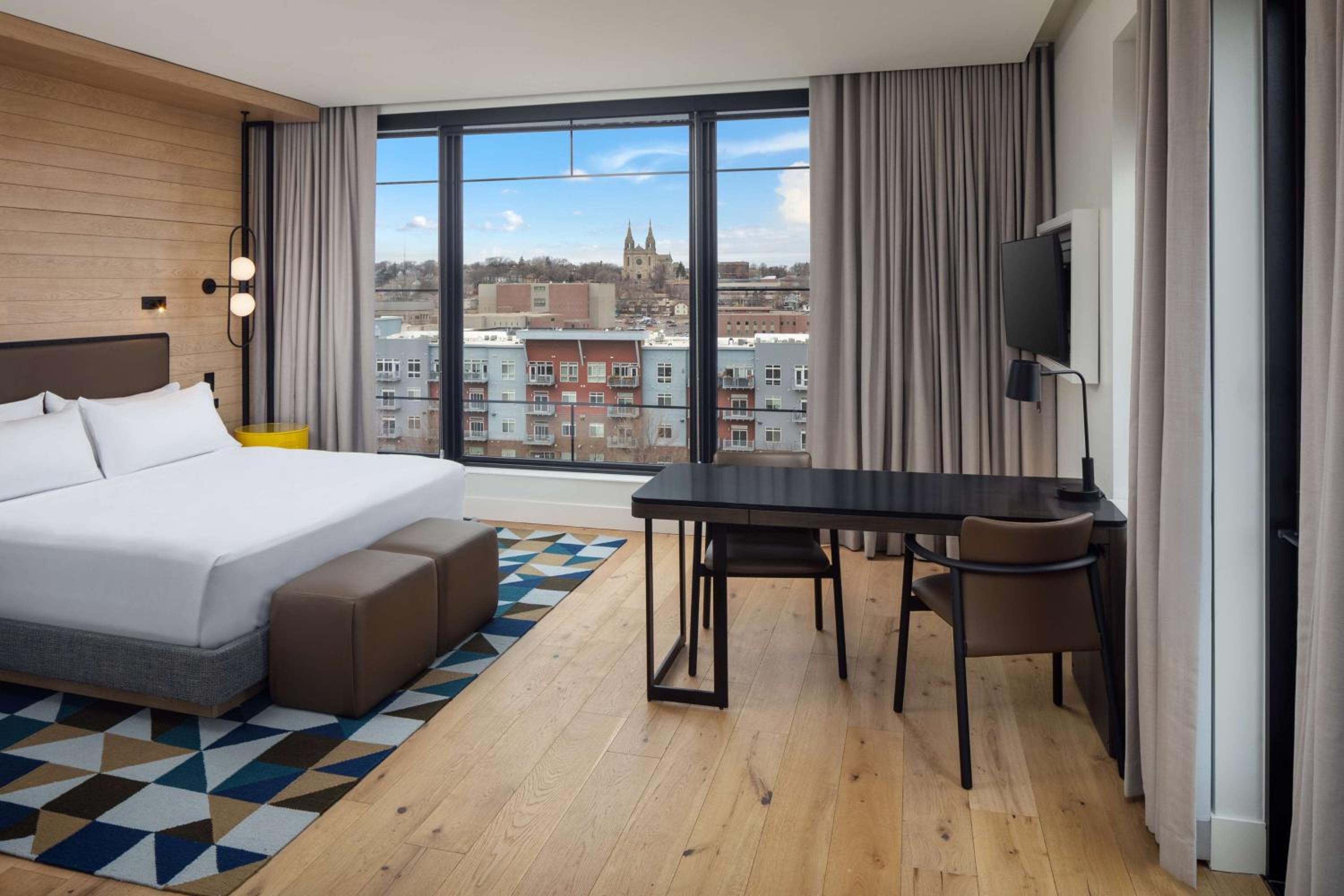 Corner King Room with Sofa Bed and Balcony - Falls Park View - Photo 3