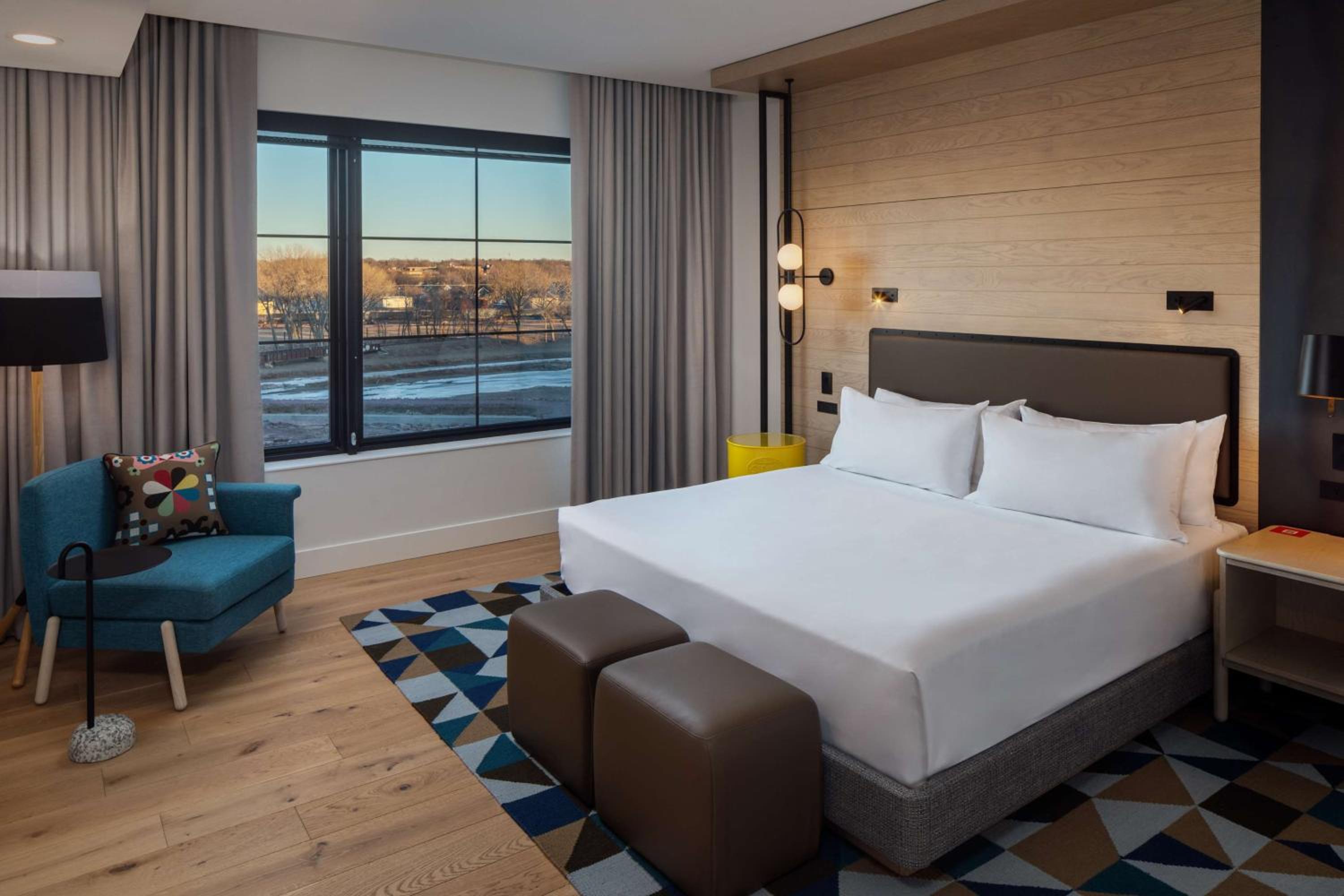 One-Bedroom King Suite with Balcony and Park View - Photo 4