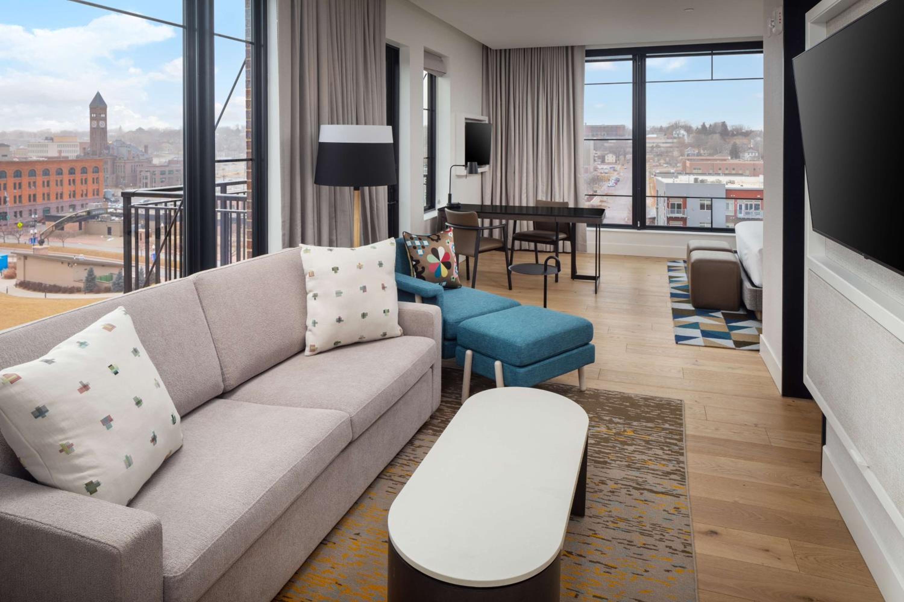 Corner King Room with Balcony and City View - Photo 2