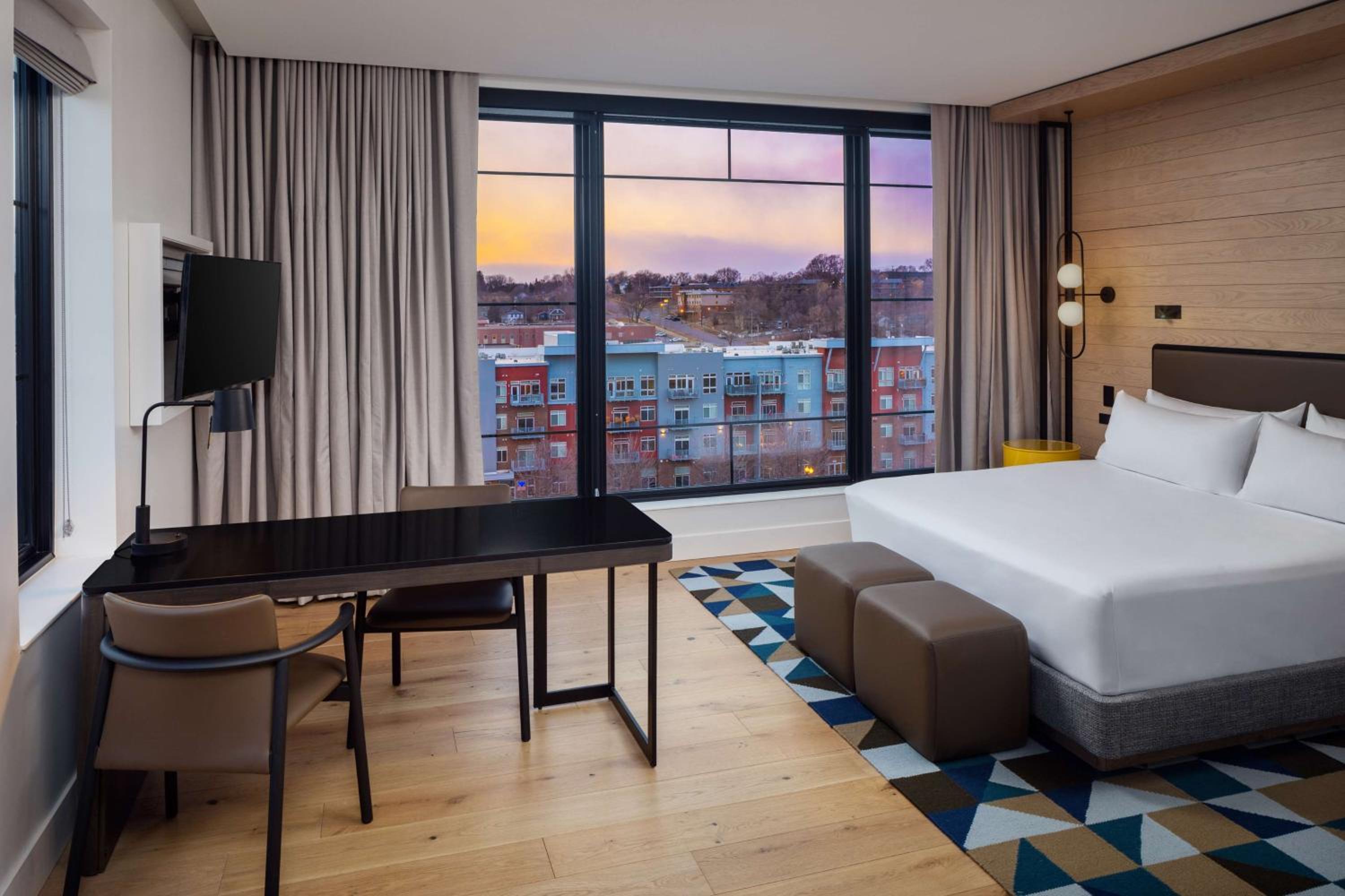 Corner King Room with Balcony and City View - Photo 3