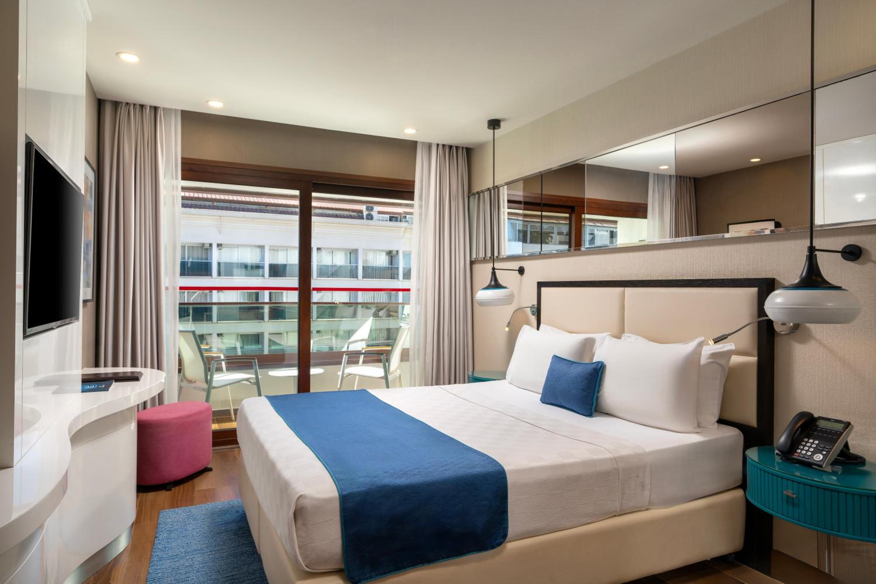 Superior Room with Queen Size Bed, Side Sea View