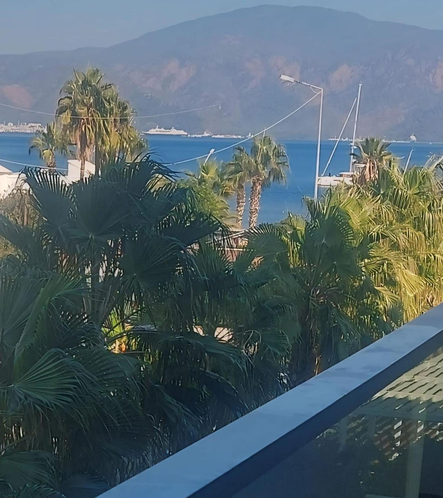 Superior Room with Queen Size Bed, Side Sea View