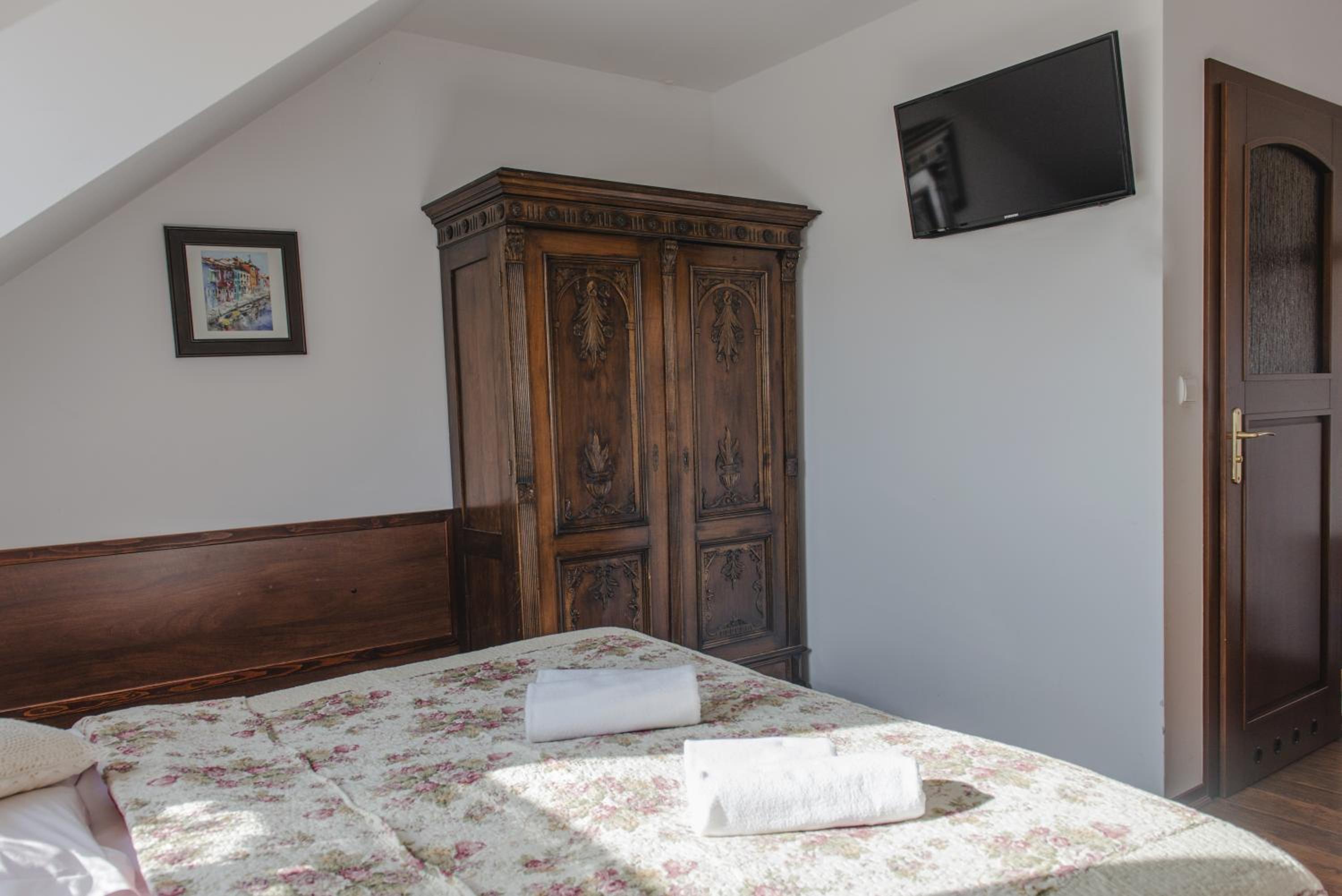 Twin Room with Private Bathroom - Photo 6