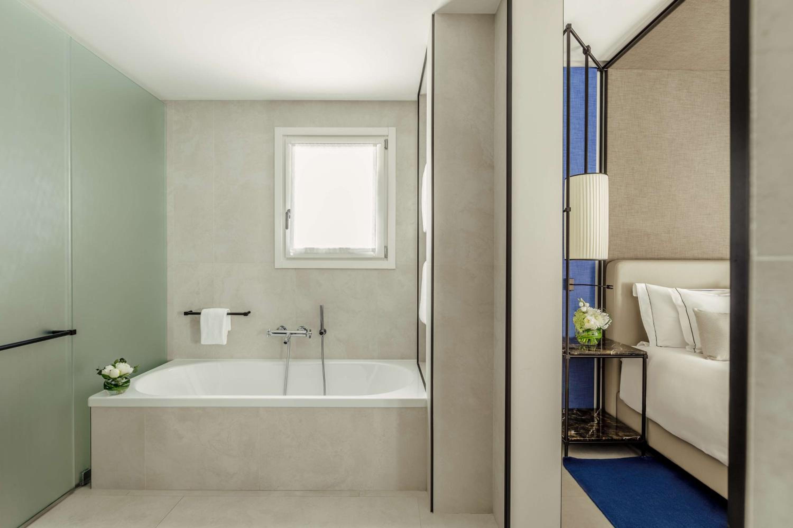 Executive Suite with Marina View photo 2
