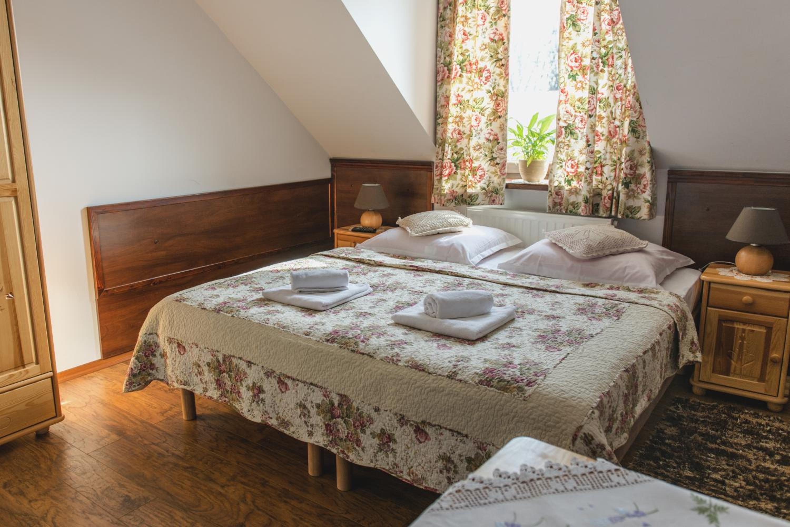 Twin Room with Private Bathroom - Photo 5