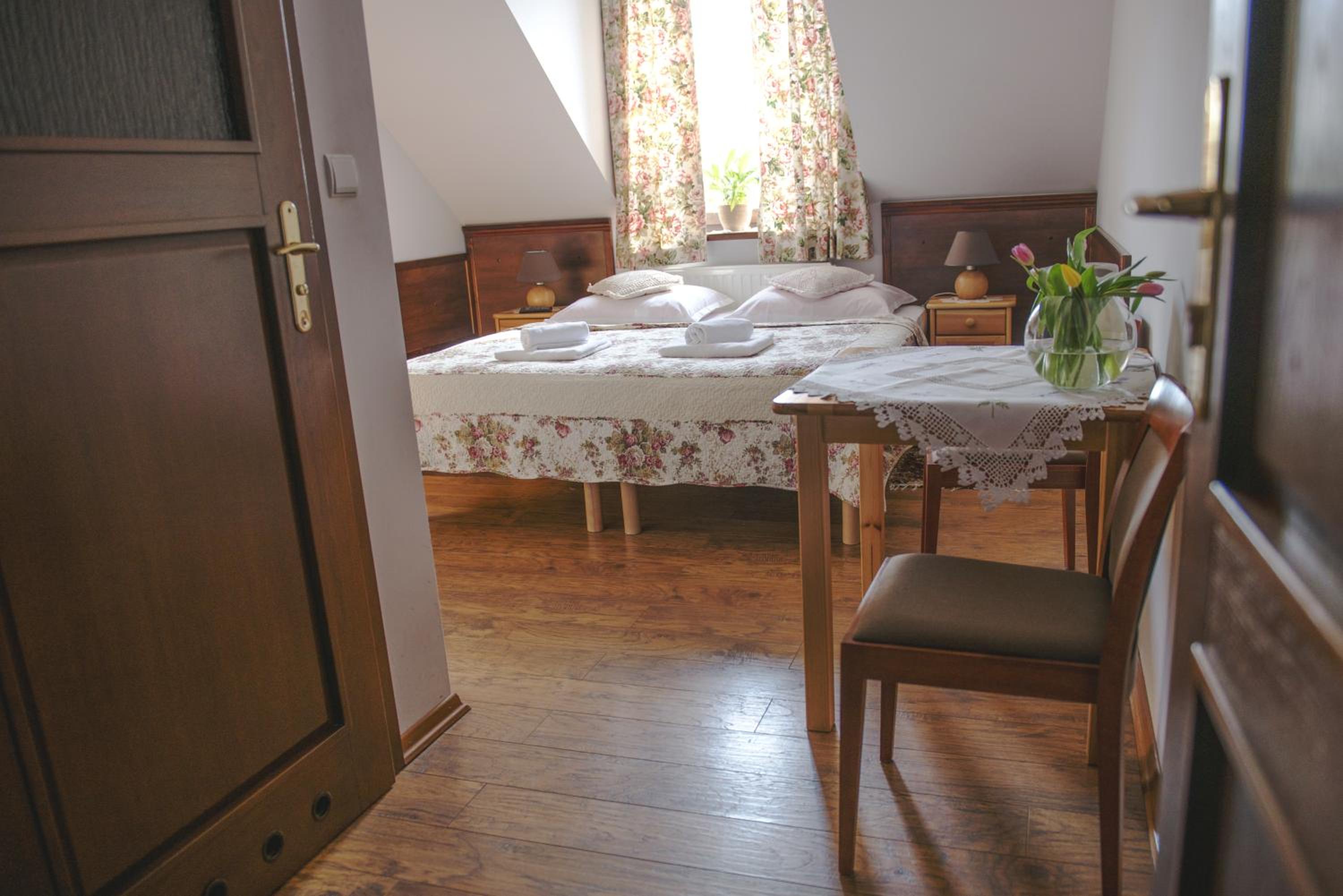 Twin Room with Private Bathroom - Photo 4