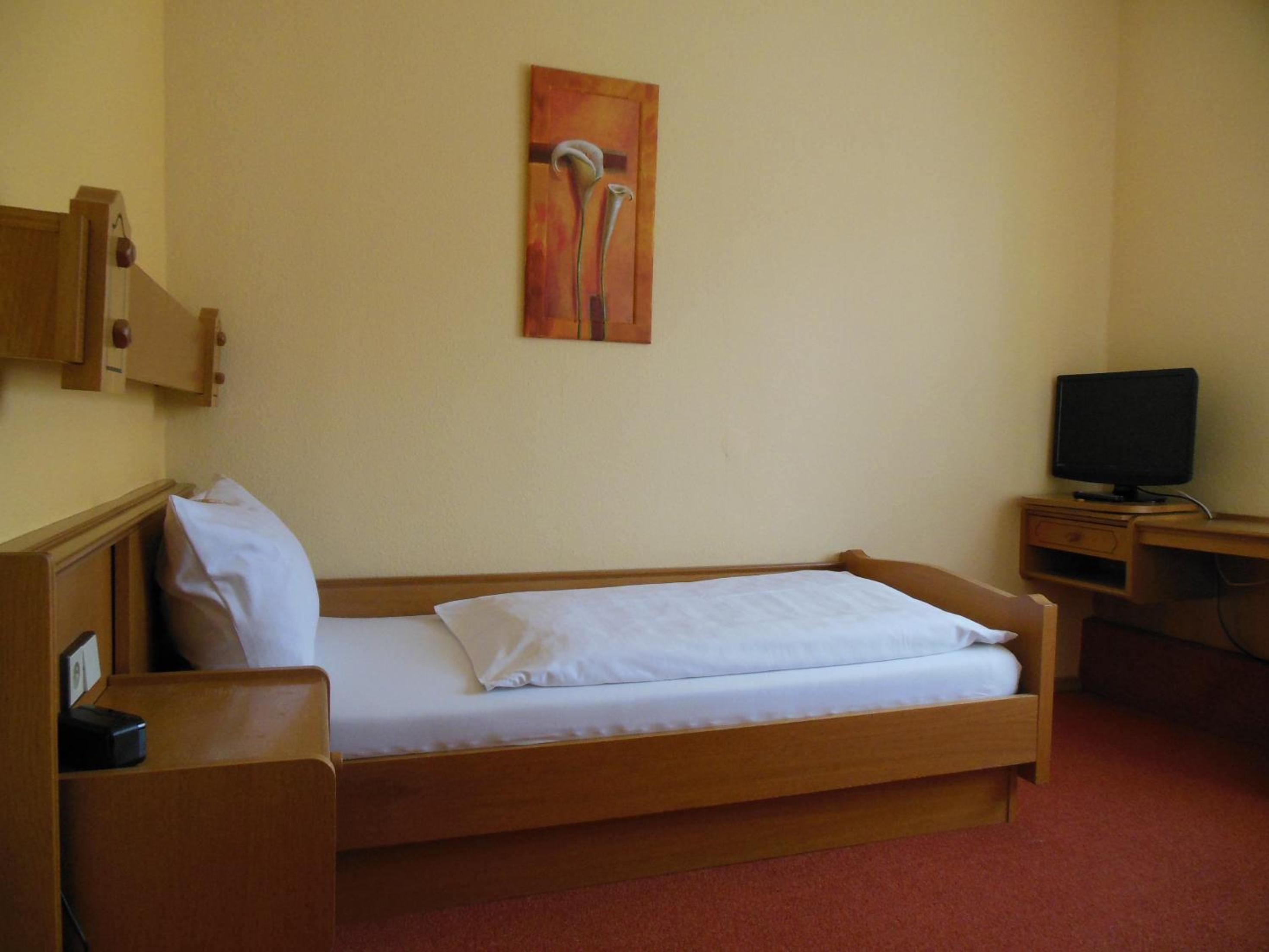 Single Room Street Side photo 2