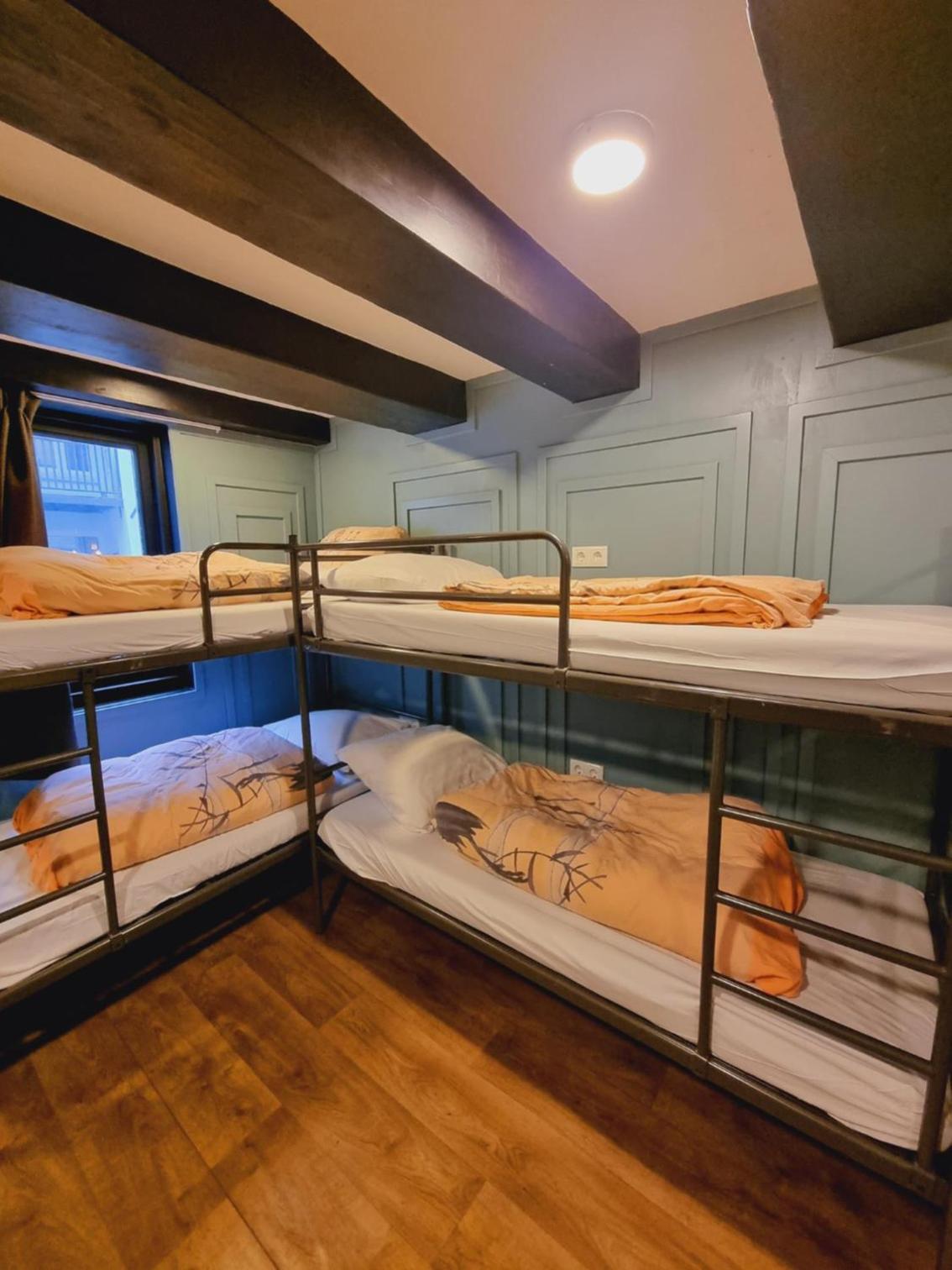 10-Bed Mixed Dormitory Room photo 2